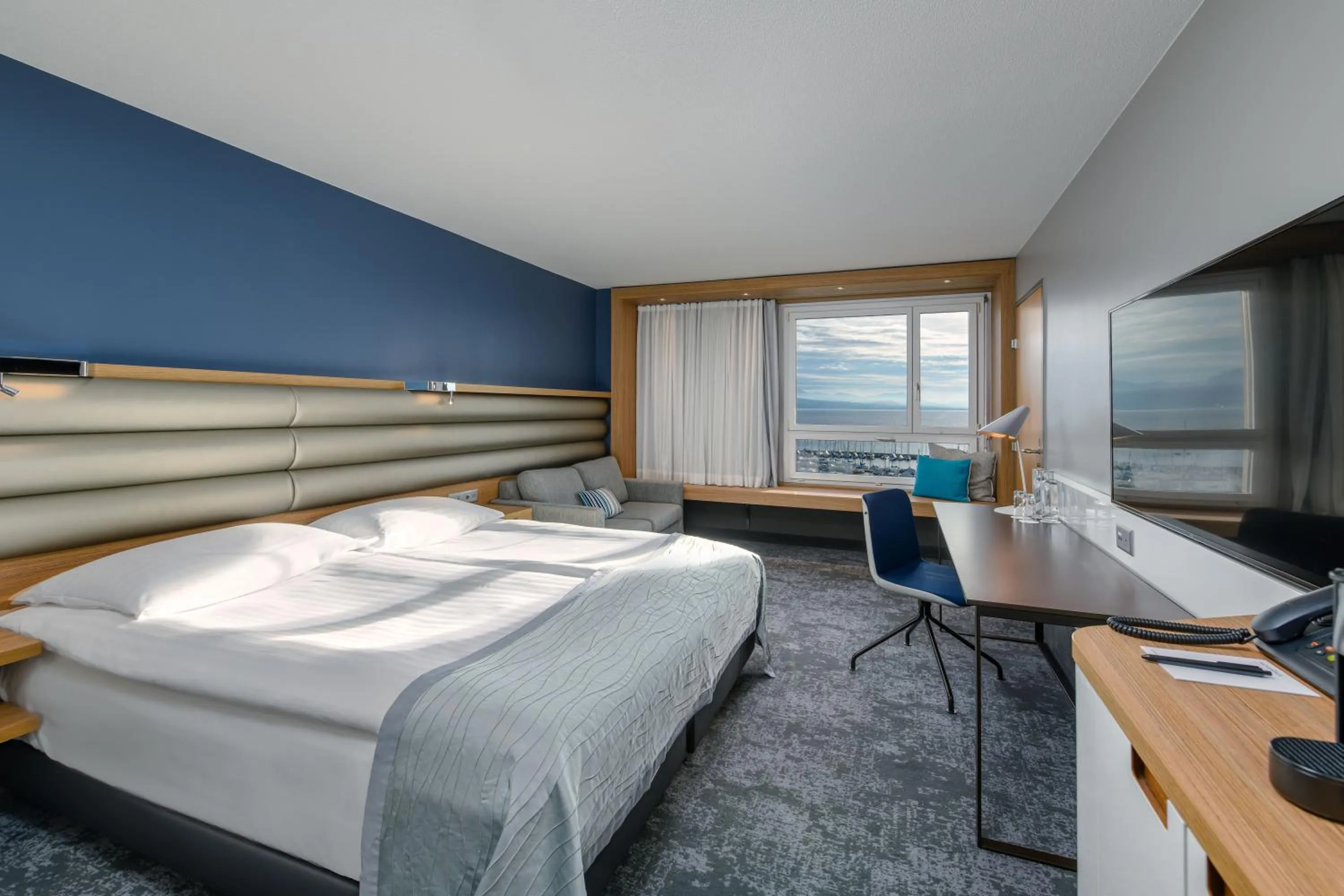 Photo of the whole room, Bed in Mövenpick Hotel Lausanne