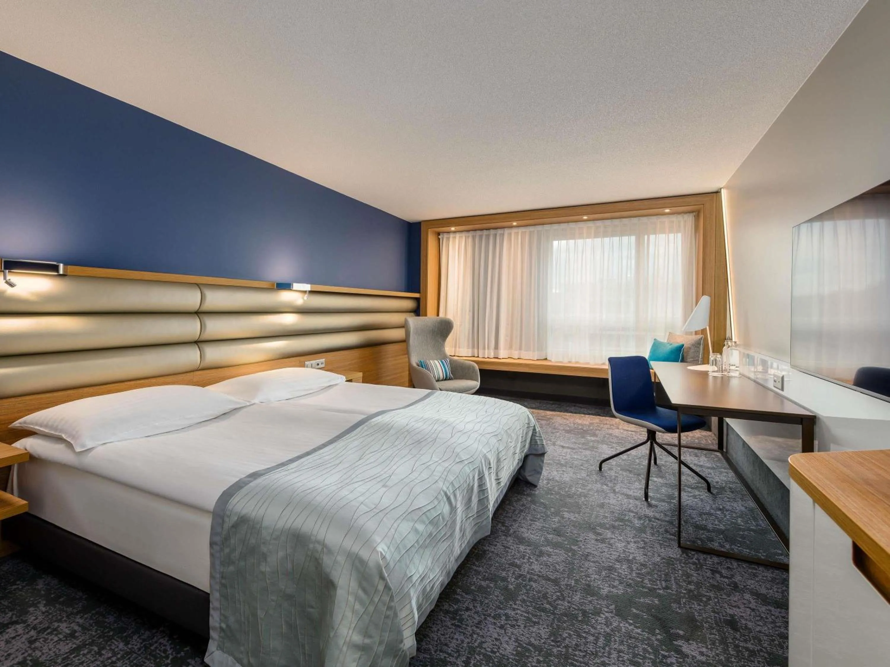 Bedroom, Bed in Mövenpick Hotel Lausanne