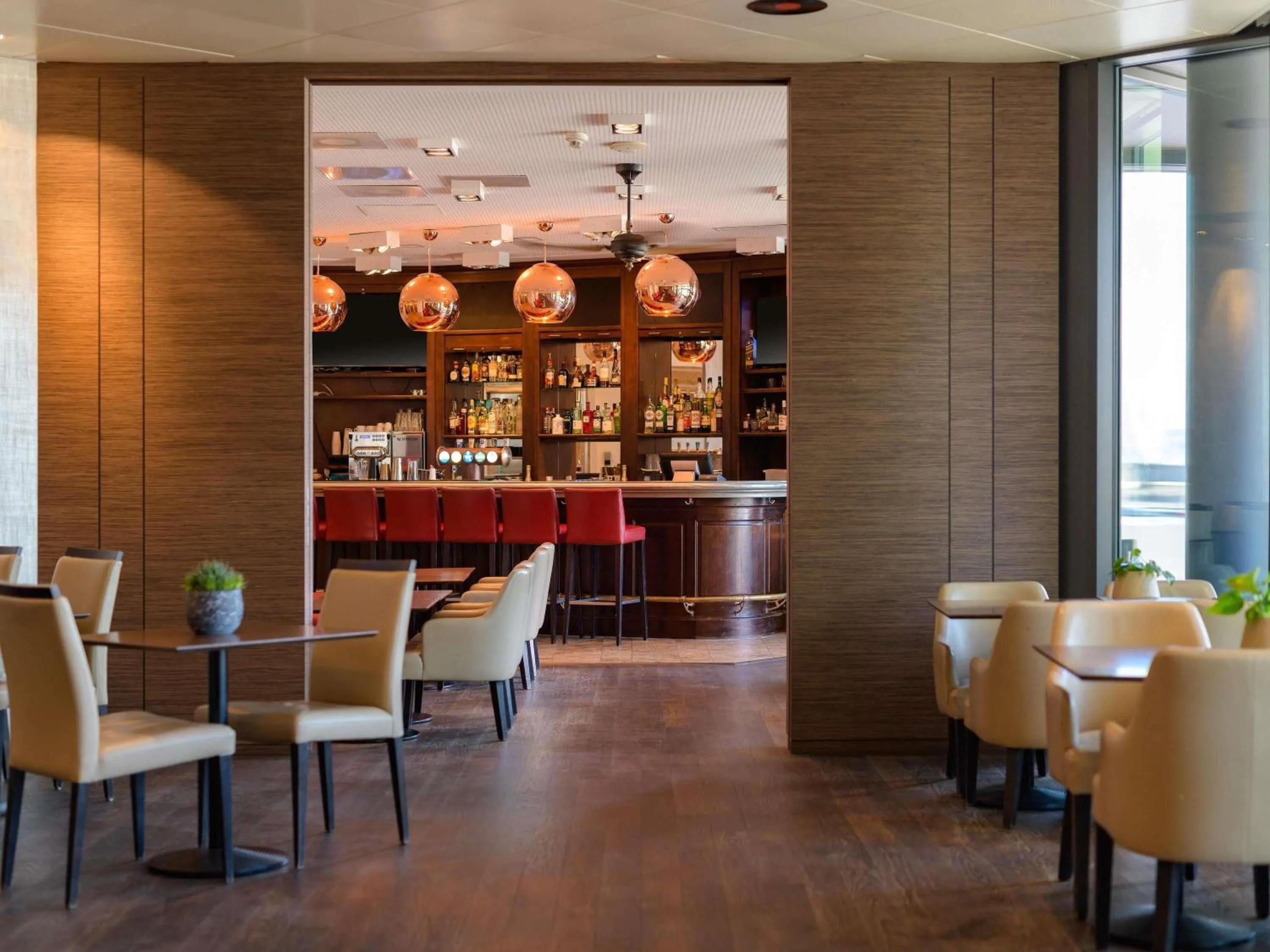 Lounge or bar in Mövenpick Hotel Lausanne