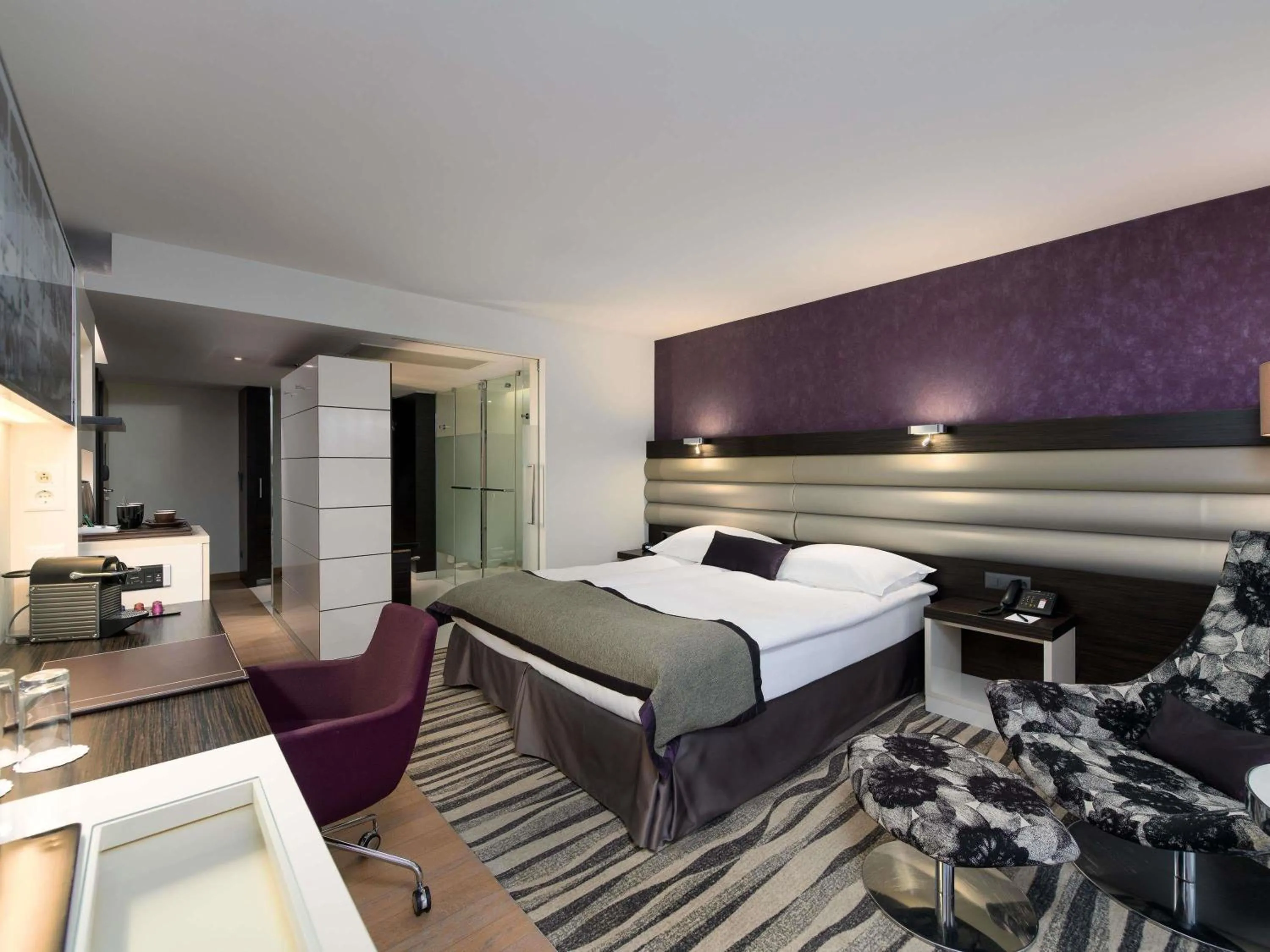 Bedroom, Bed in Mövenpick Hotel Lausanne