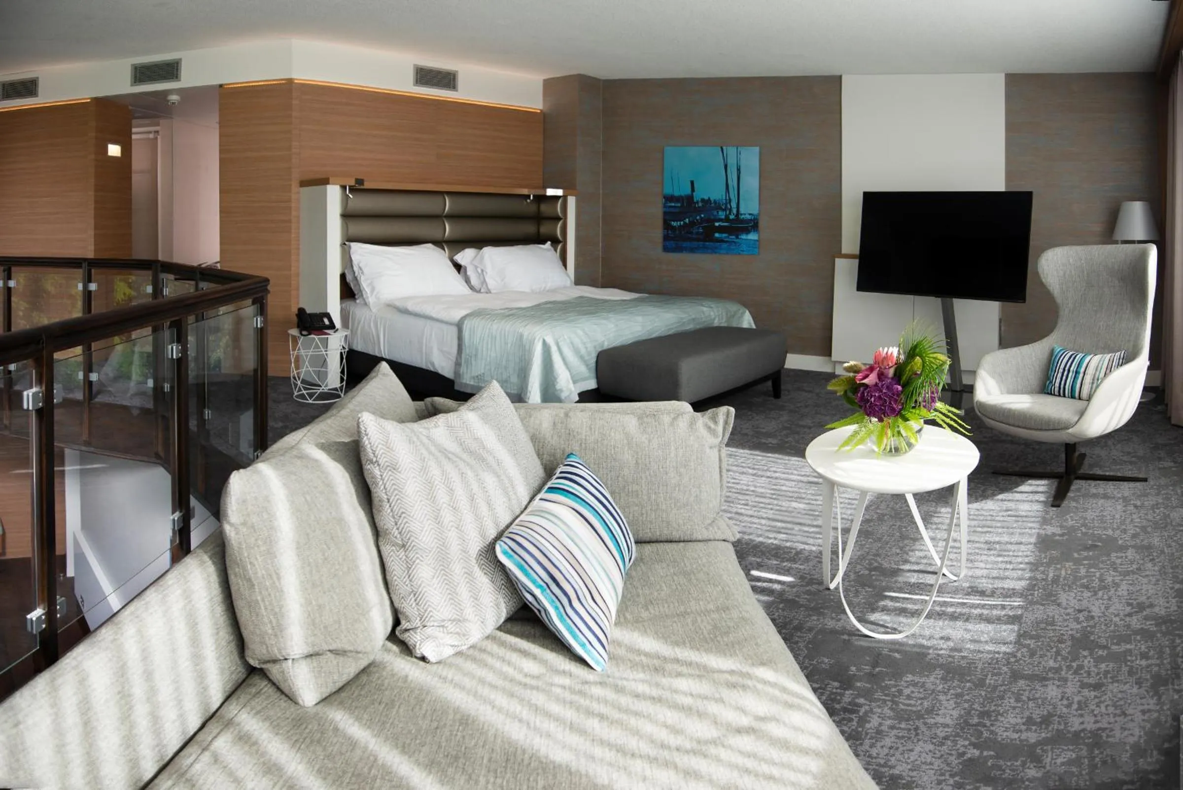 Photo of the whole room, Bed in Mövenpick Hotel Lausanne