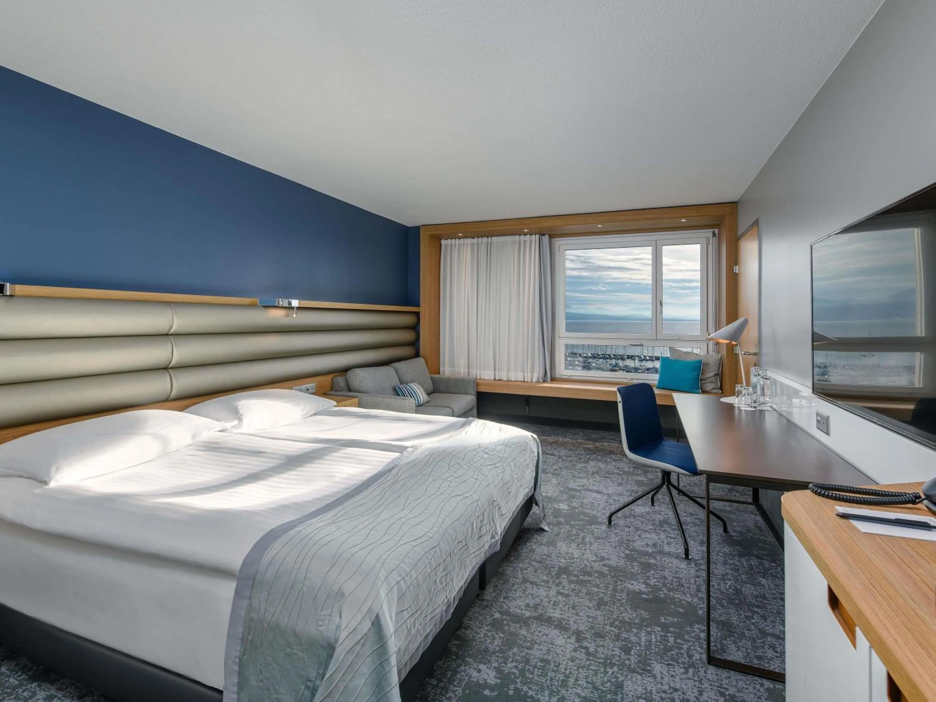 Bedroom, Bed in Mövenpick Hotel Lausanne