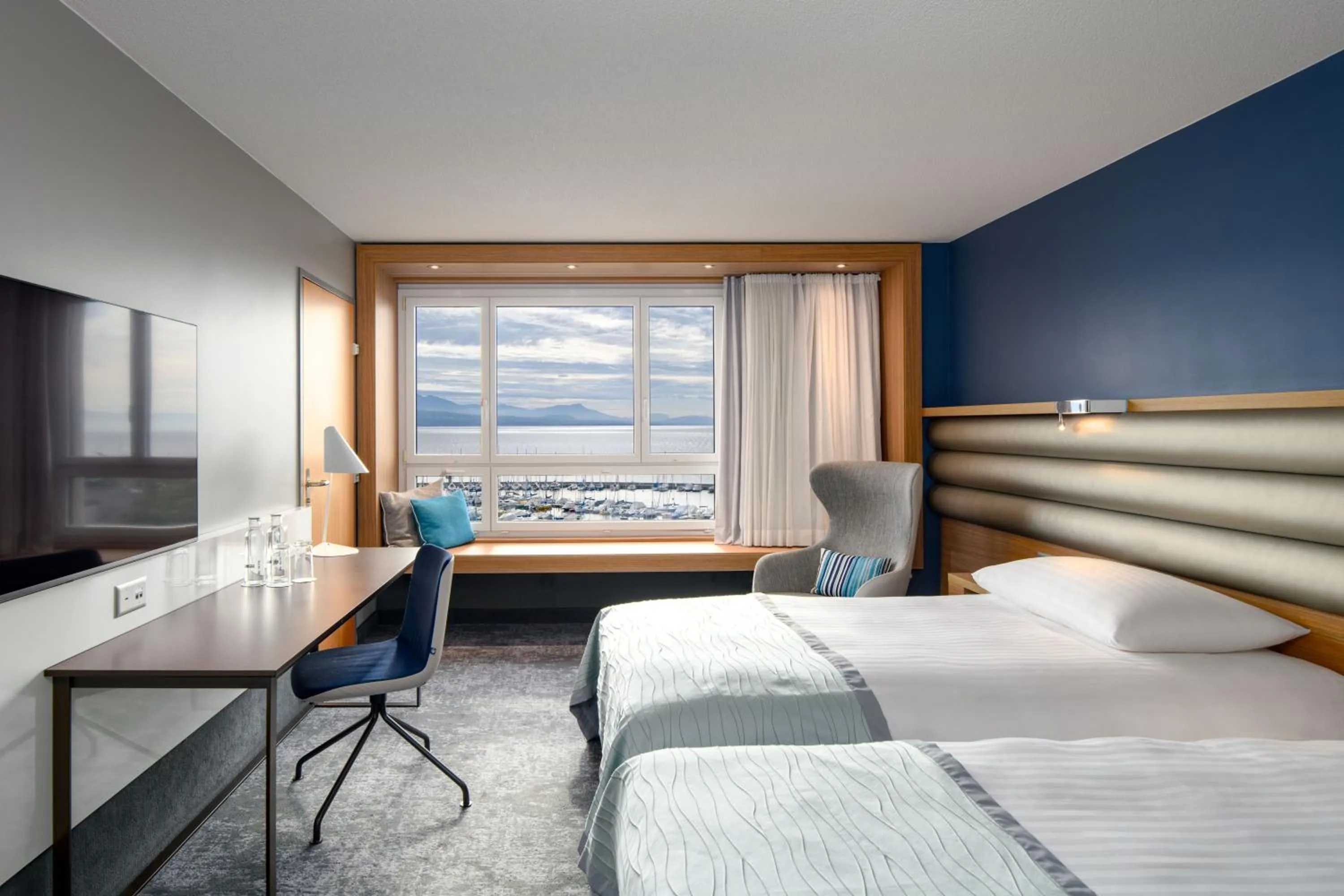 Photo of the whole room, Bed in Mövenpick Hotel Lausanne