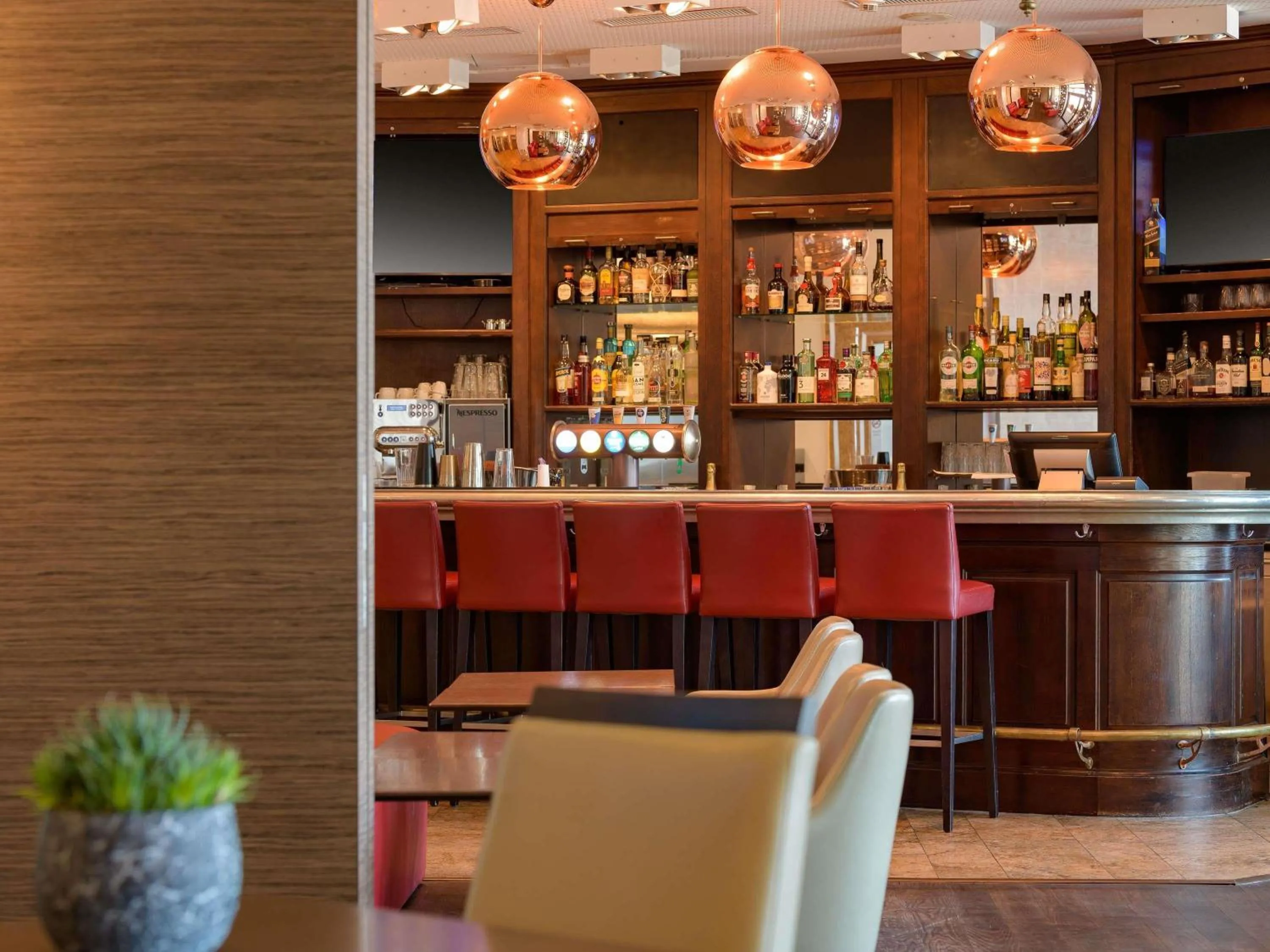 Lounge or bar in Mövenpick Hotel Lausanne