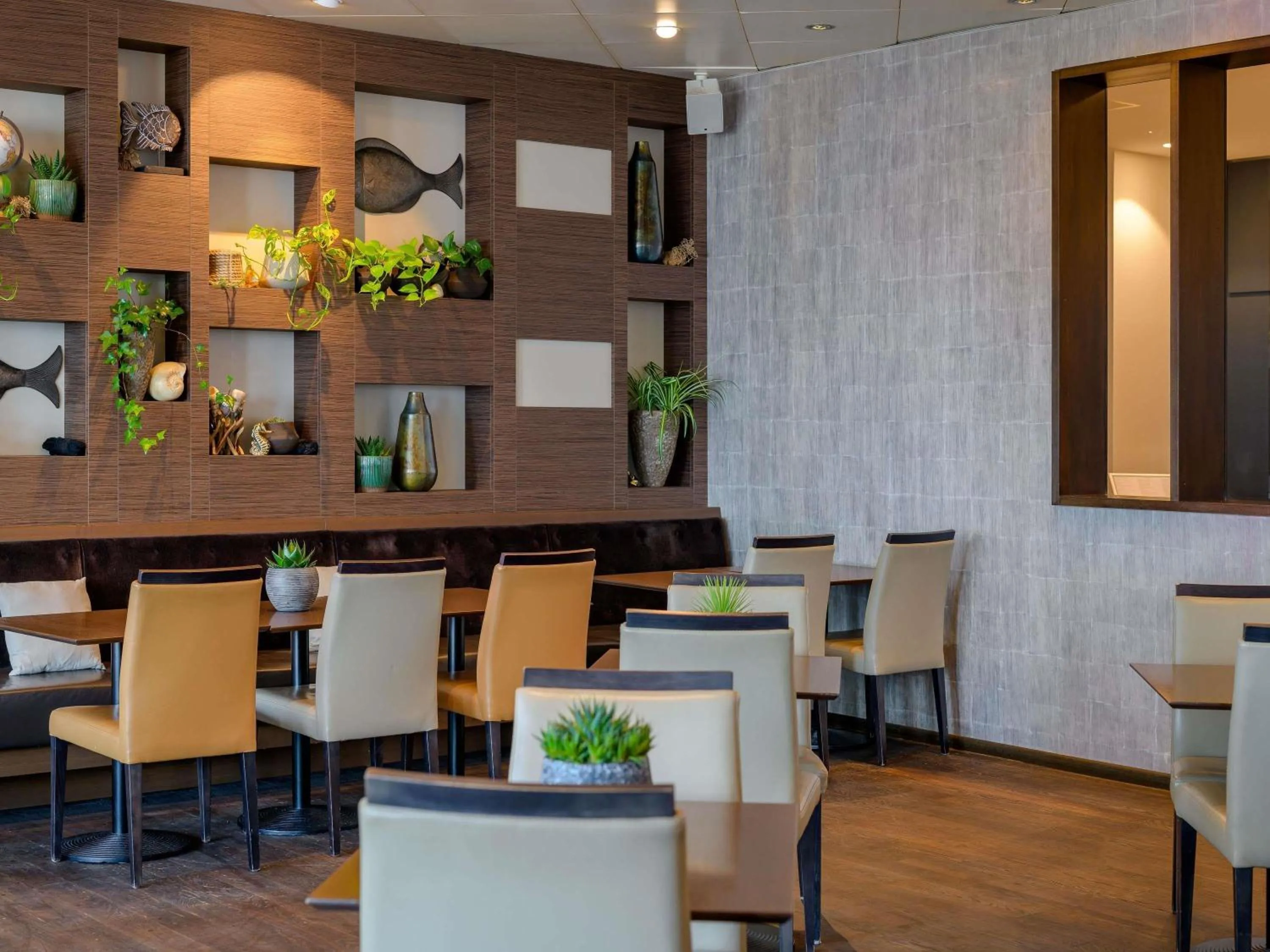 Lounge or bar in Mövenpick Hotel Lausanne