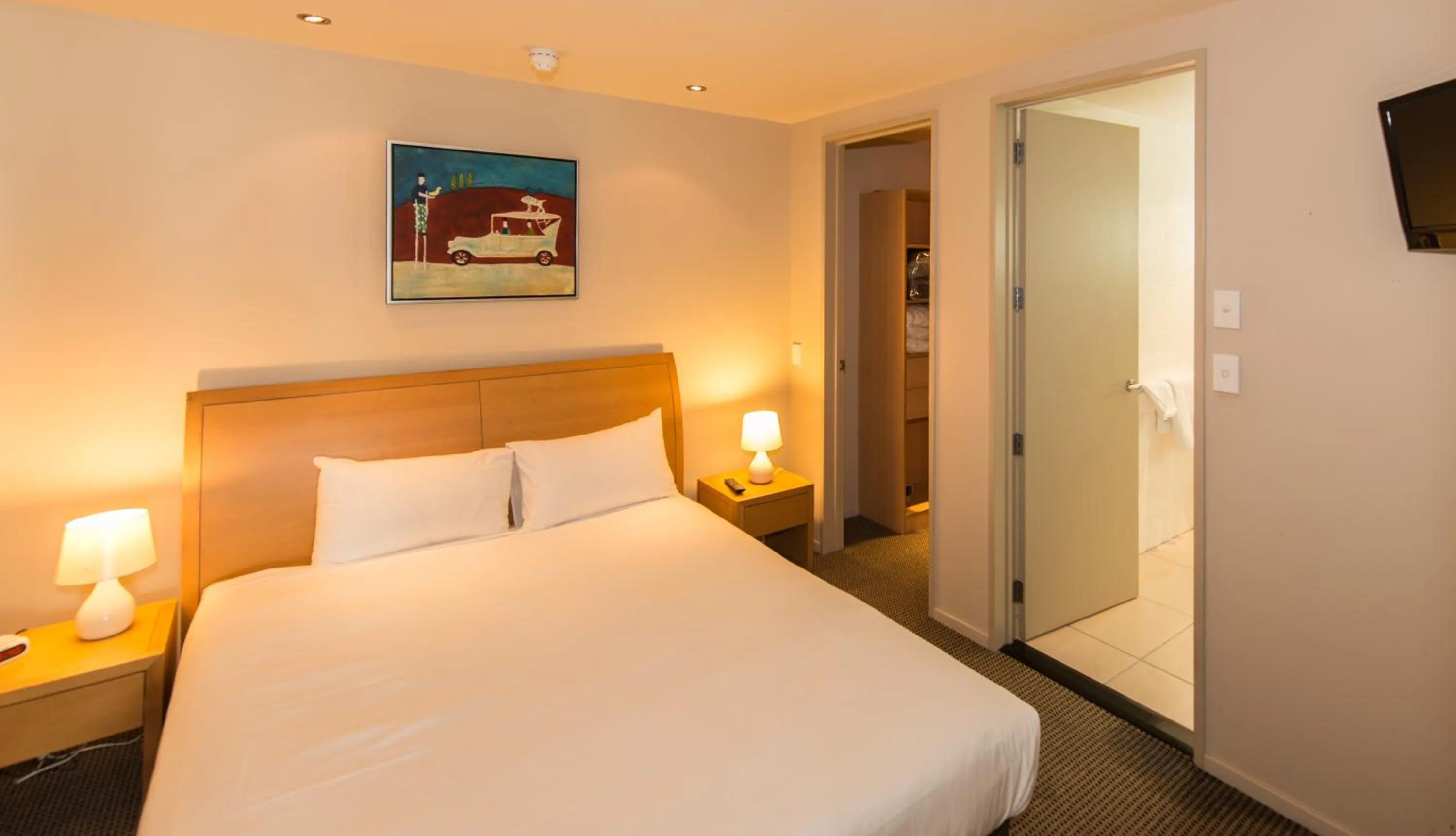 Photo of the whole room, Bed in Quest on Durham