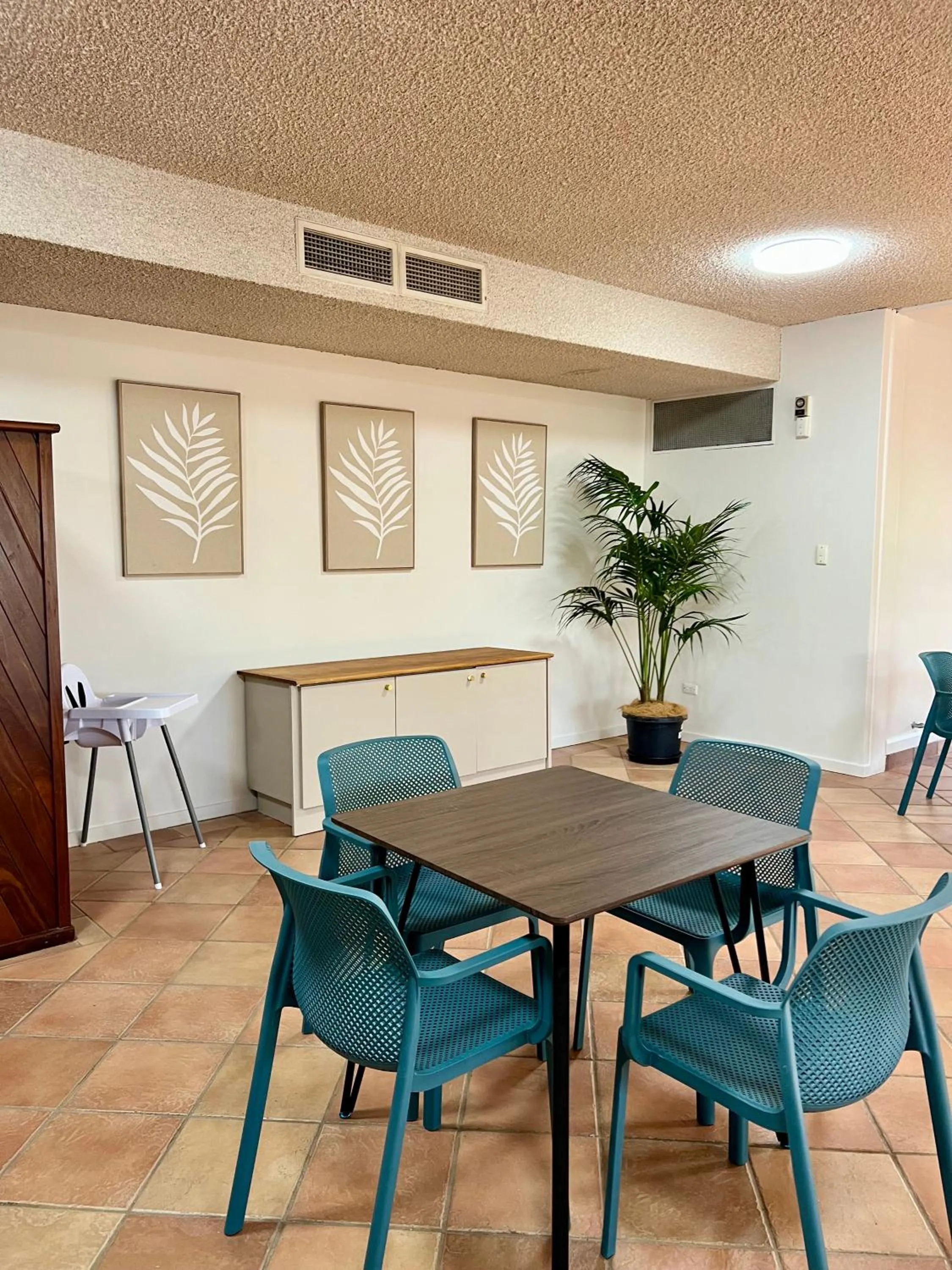 Communal lounge/ TV room in Sails Motel Geraldton