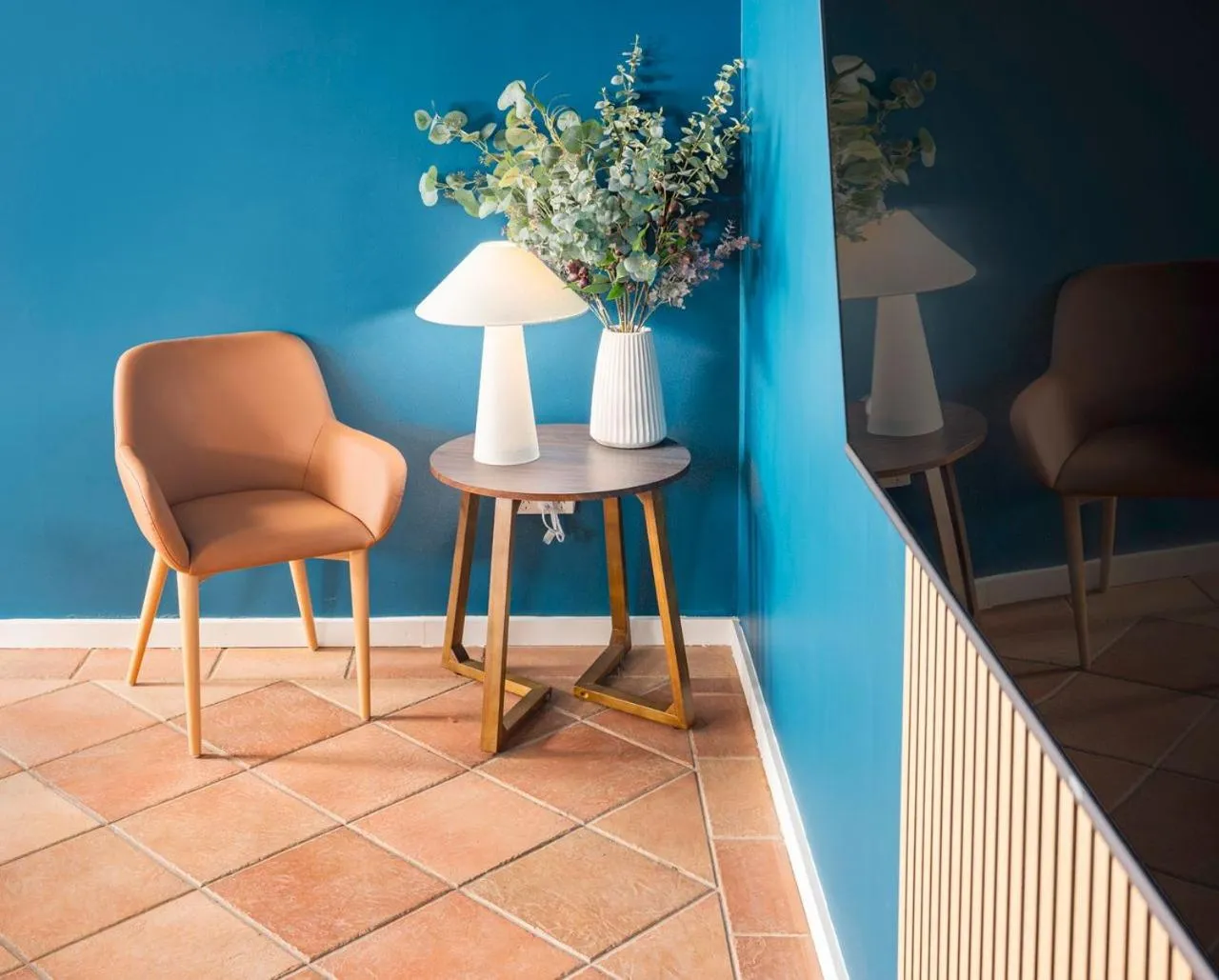 Communal lounge/ TV room in Sails Motel Geraldton