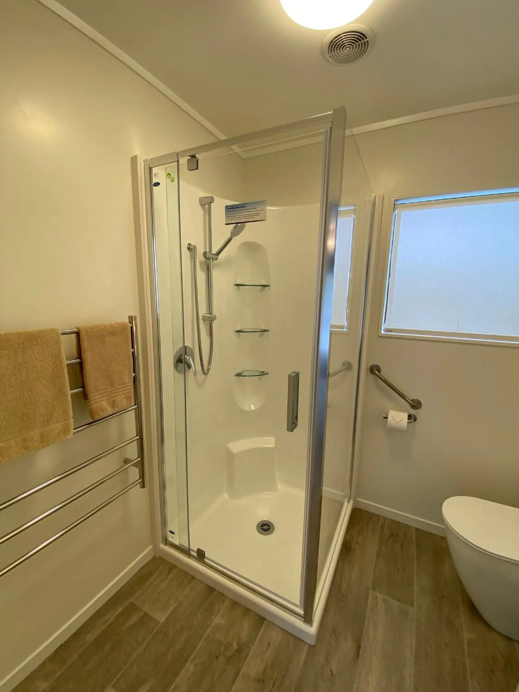 Shower in Opononi Lighthouse Motel