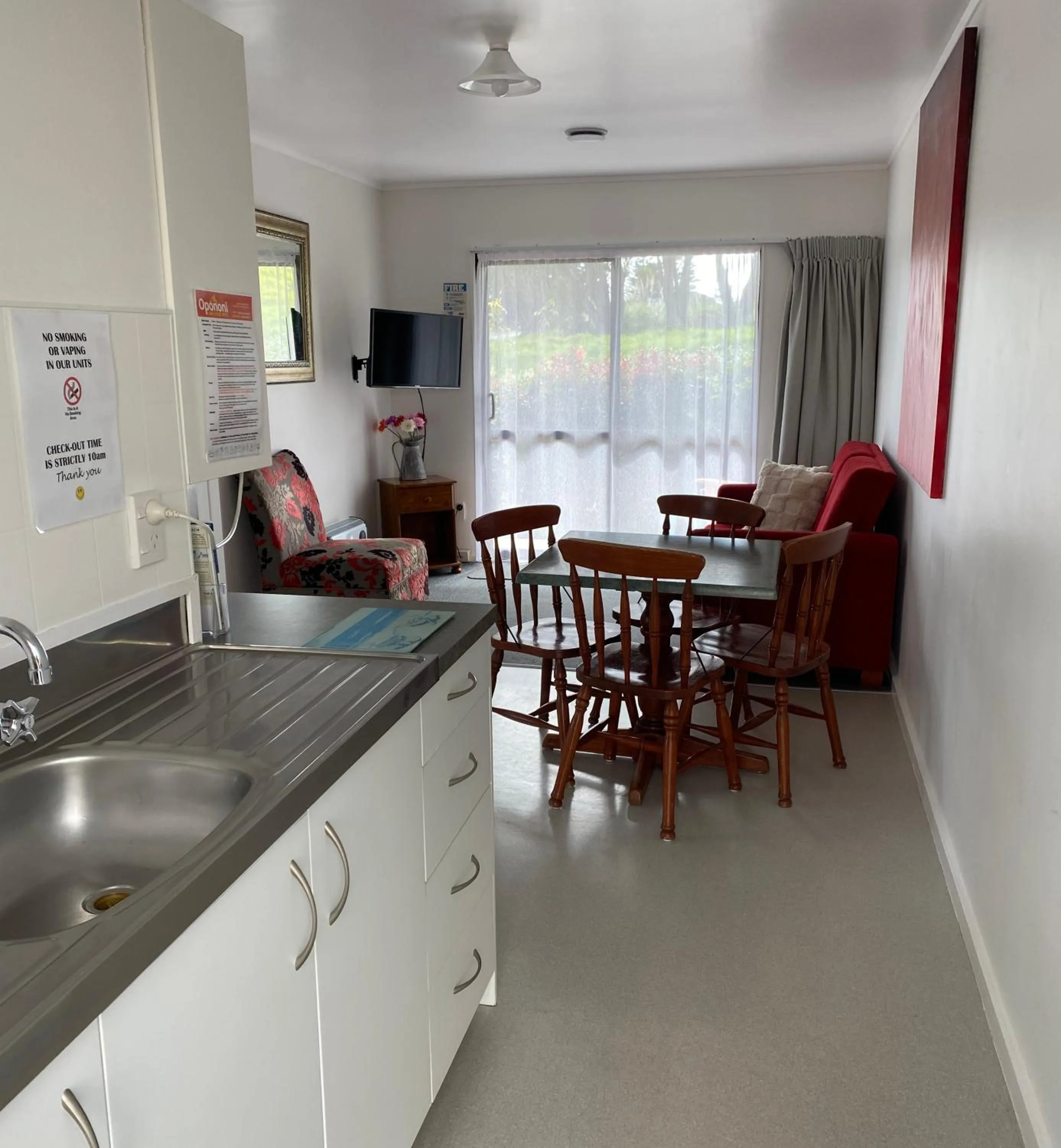 Kitchen or kitchenette in Opononi Lighthouse Motel