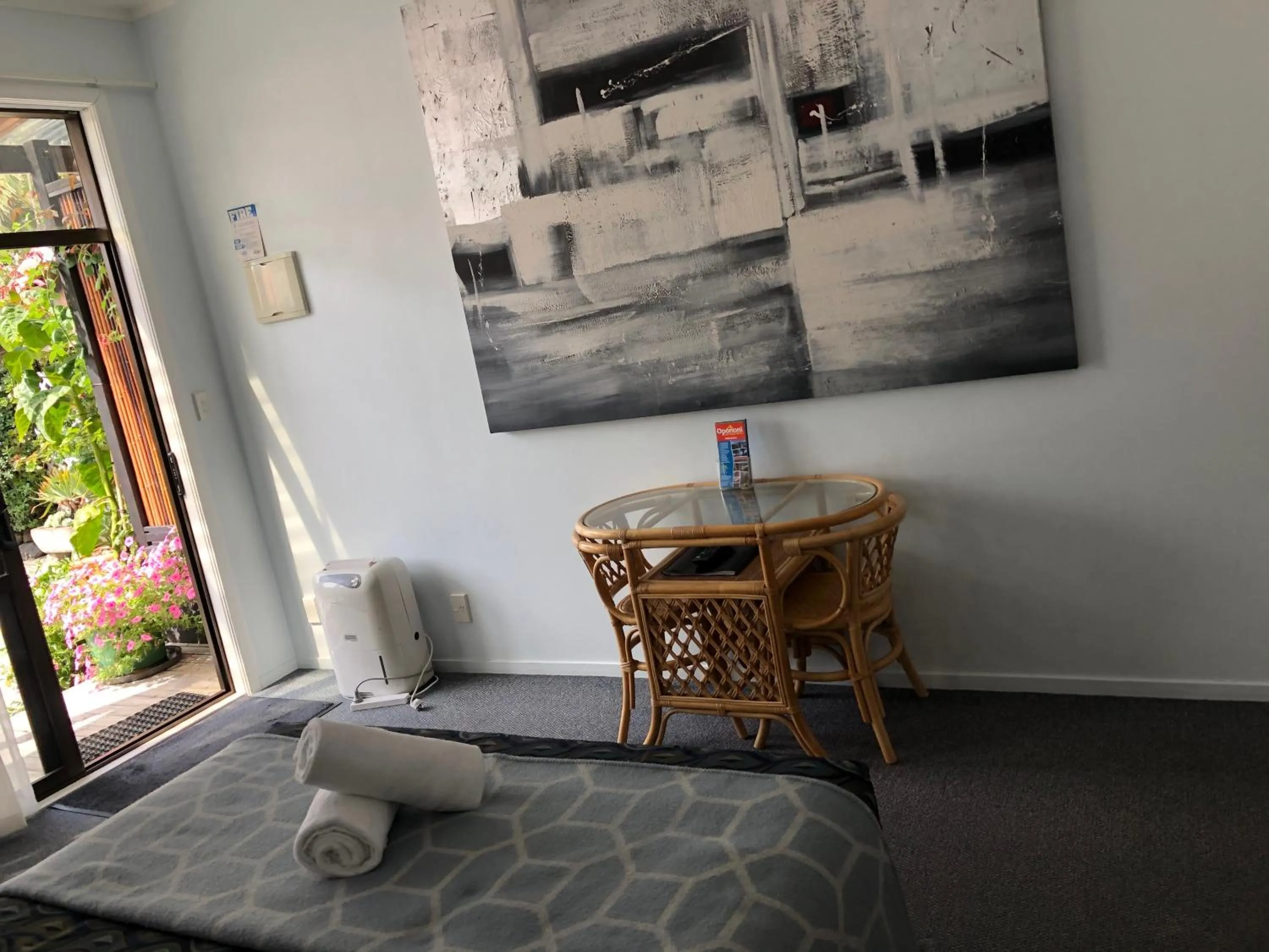 Living room, Bed in Opononi Lighthouse Motel