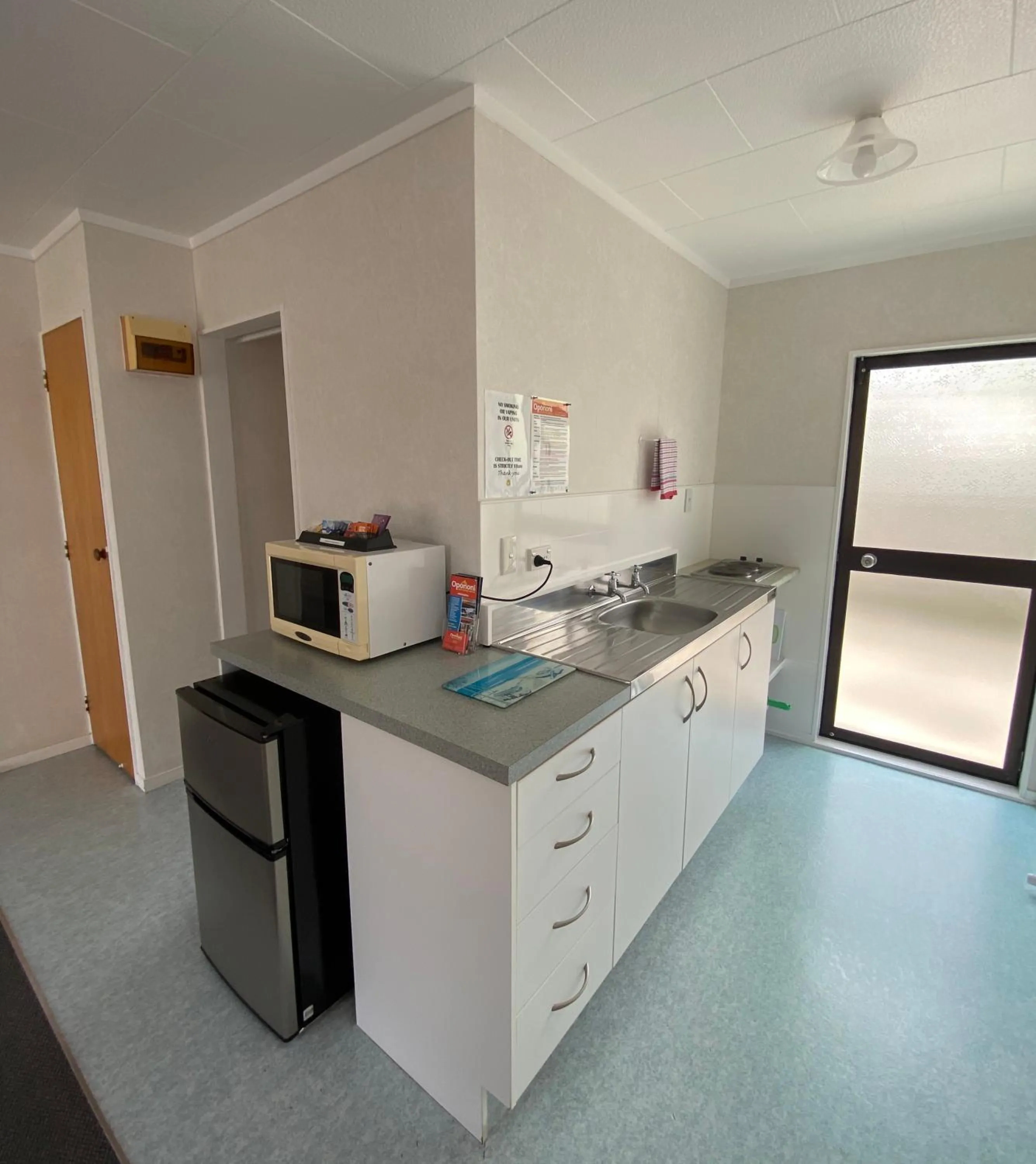 Kitchen or kitchenette in Opononi Lighthouse Motel