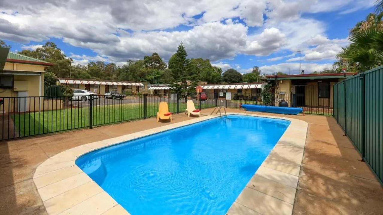 Swimming pool in Golden Peak Motel PeakHill