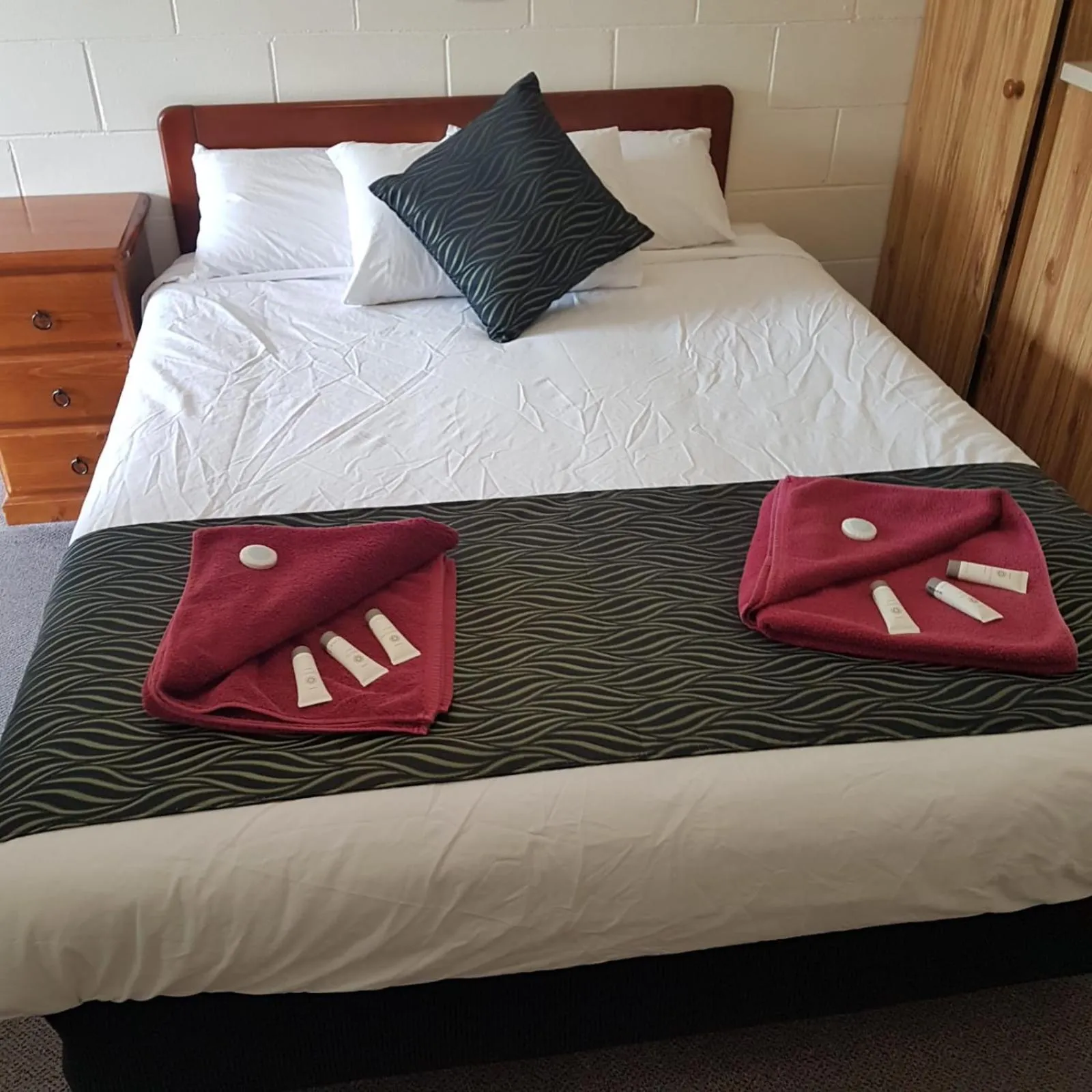 Bed in Golden Peak Motel PeakHill