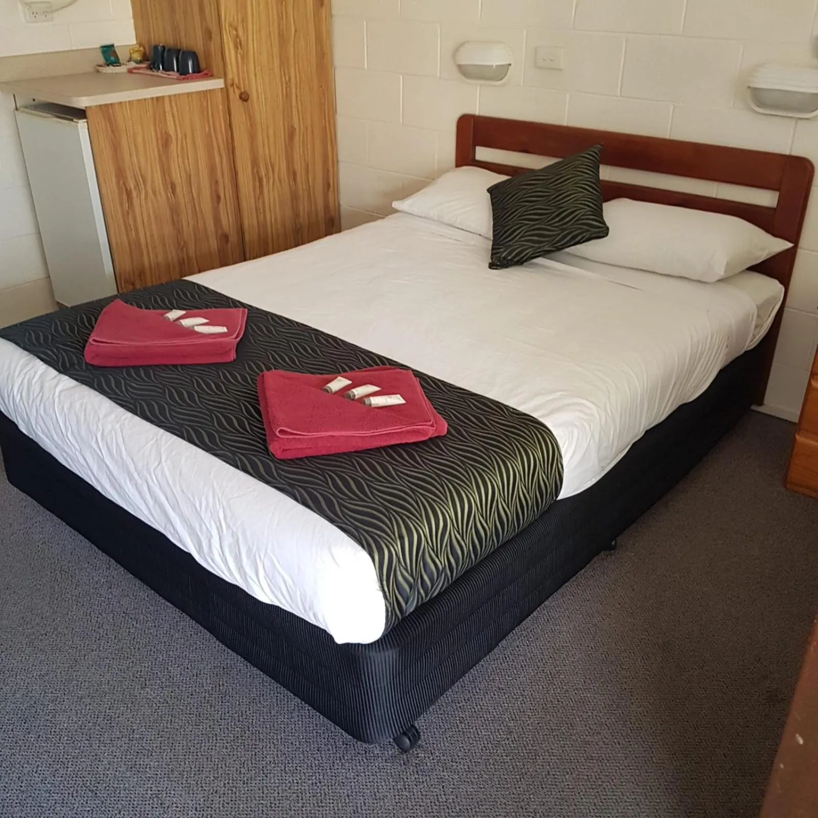 Bed in Golden Peak Motel PeakHill