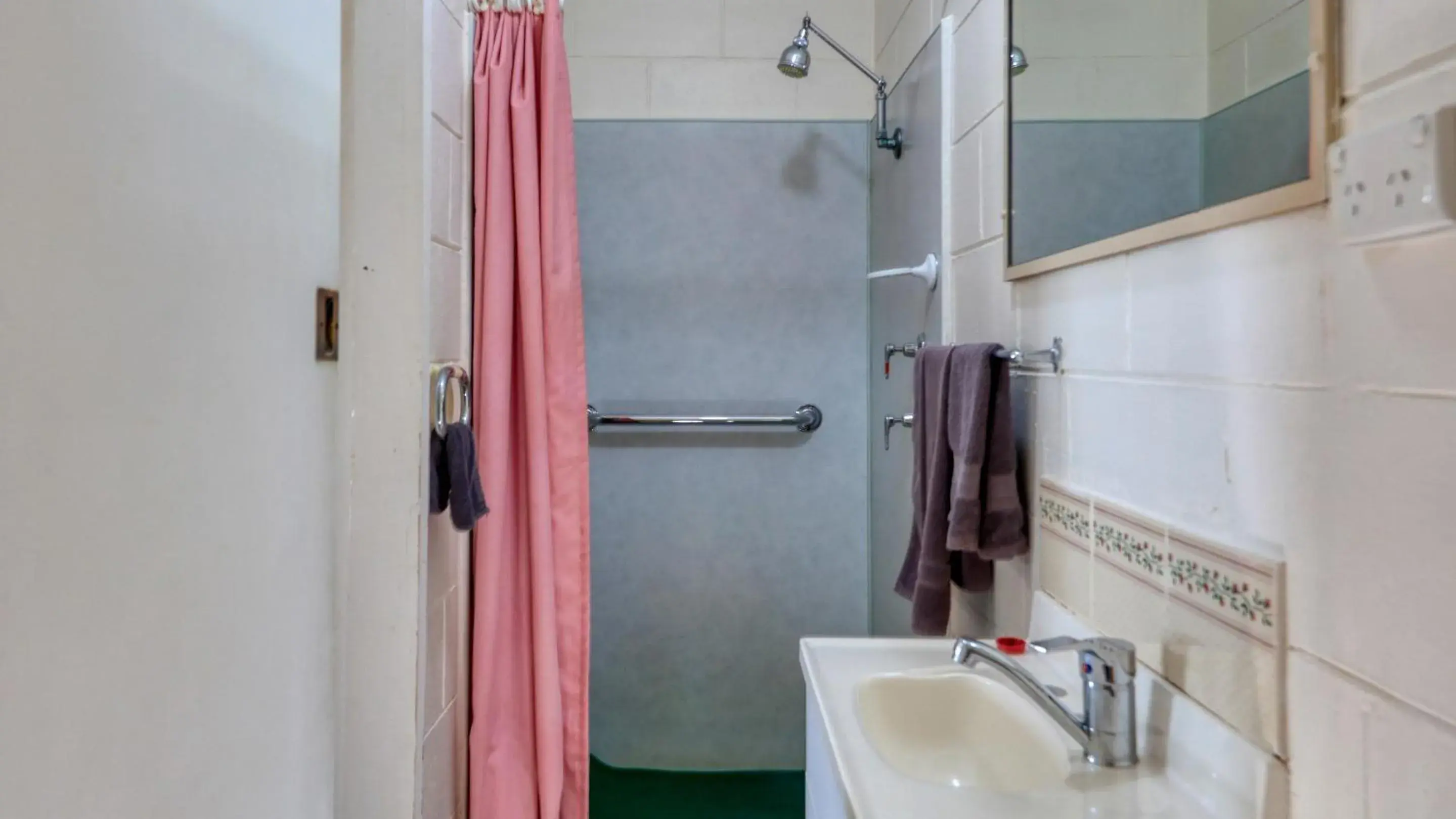 Standard Double Room - single occupancy in Golden Peak Motel PeakHill Standard Double Room - single occupancy in Golden Peak Motel PeakHill