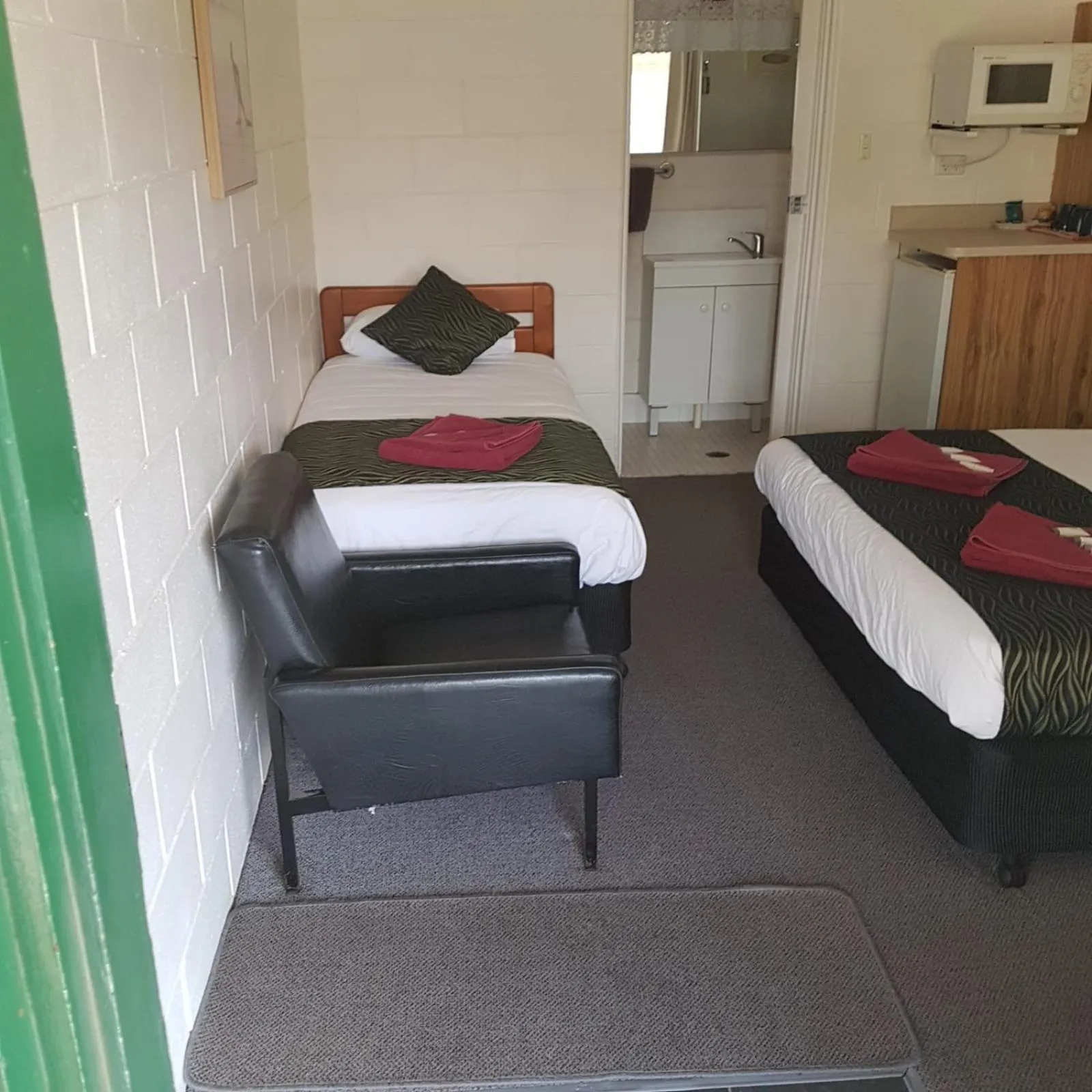 Bed in Golden Peak Motel PeakHill