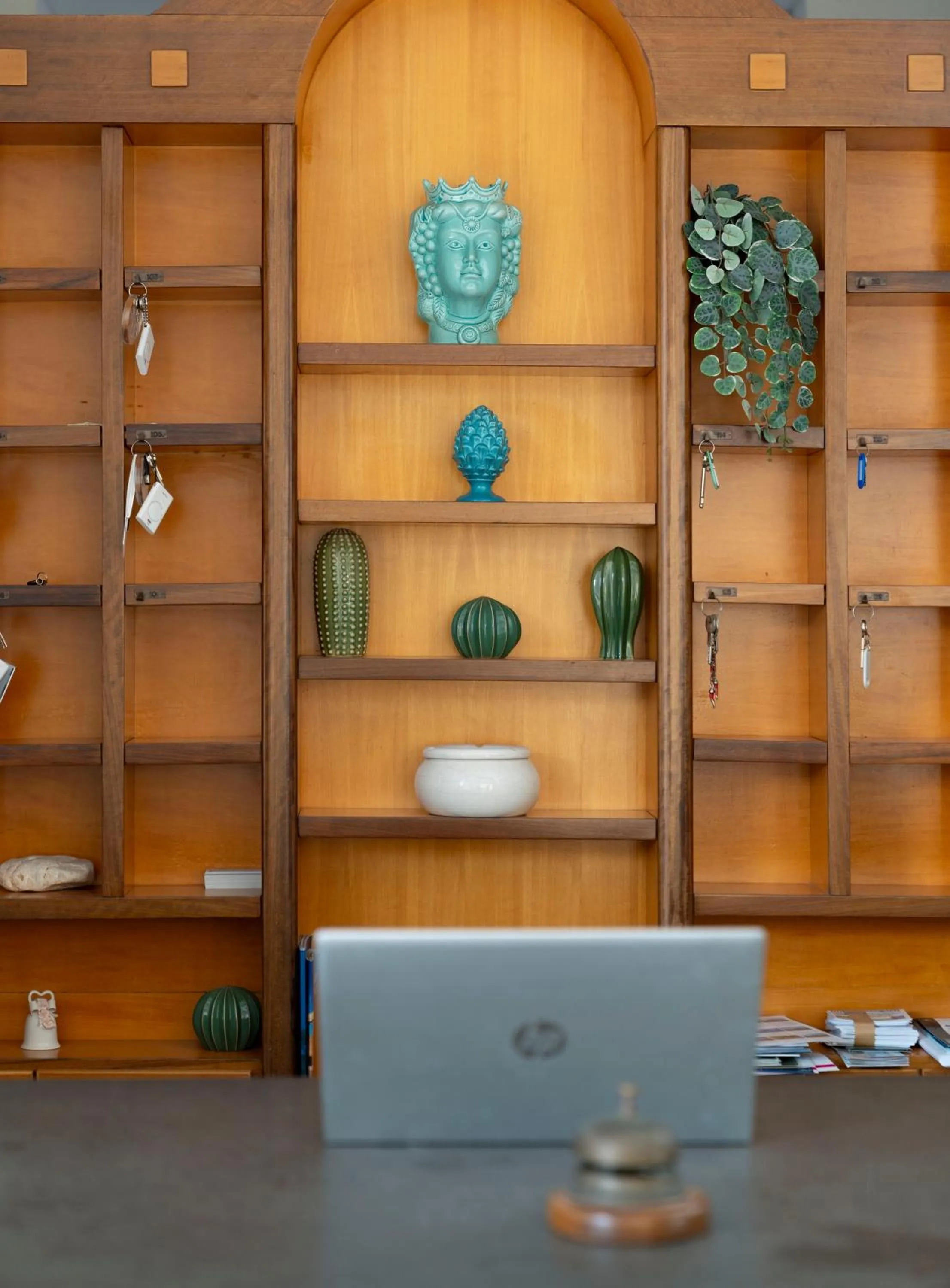 Decorative detail in La Via del Mare