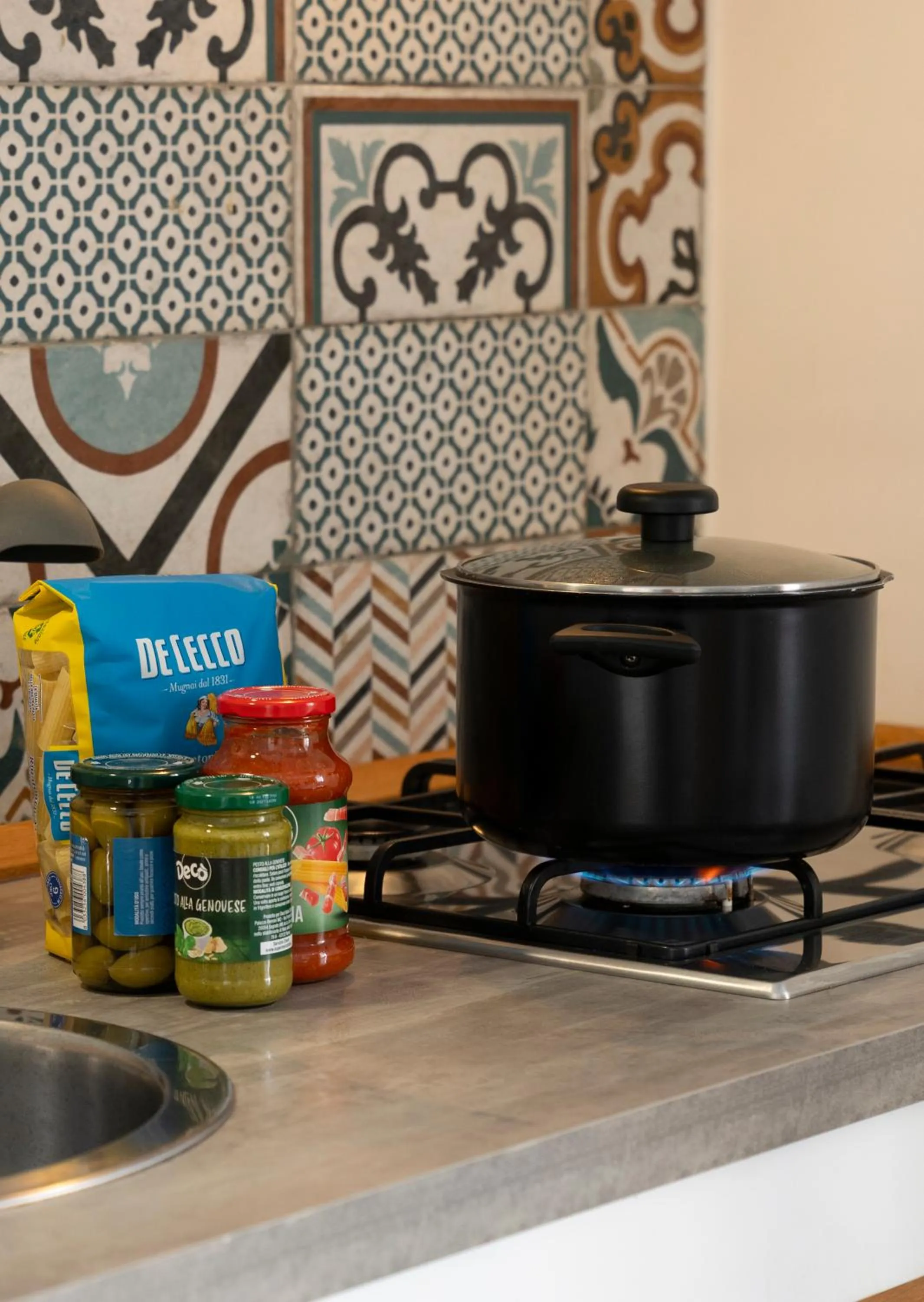 Kitchen or kitchenette in La Via del Mare