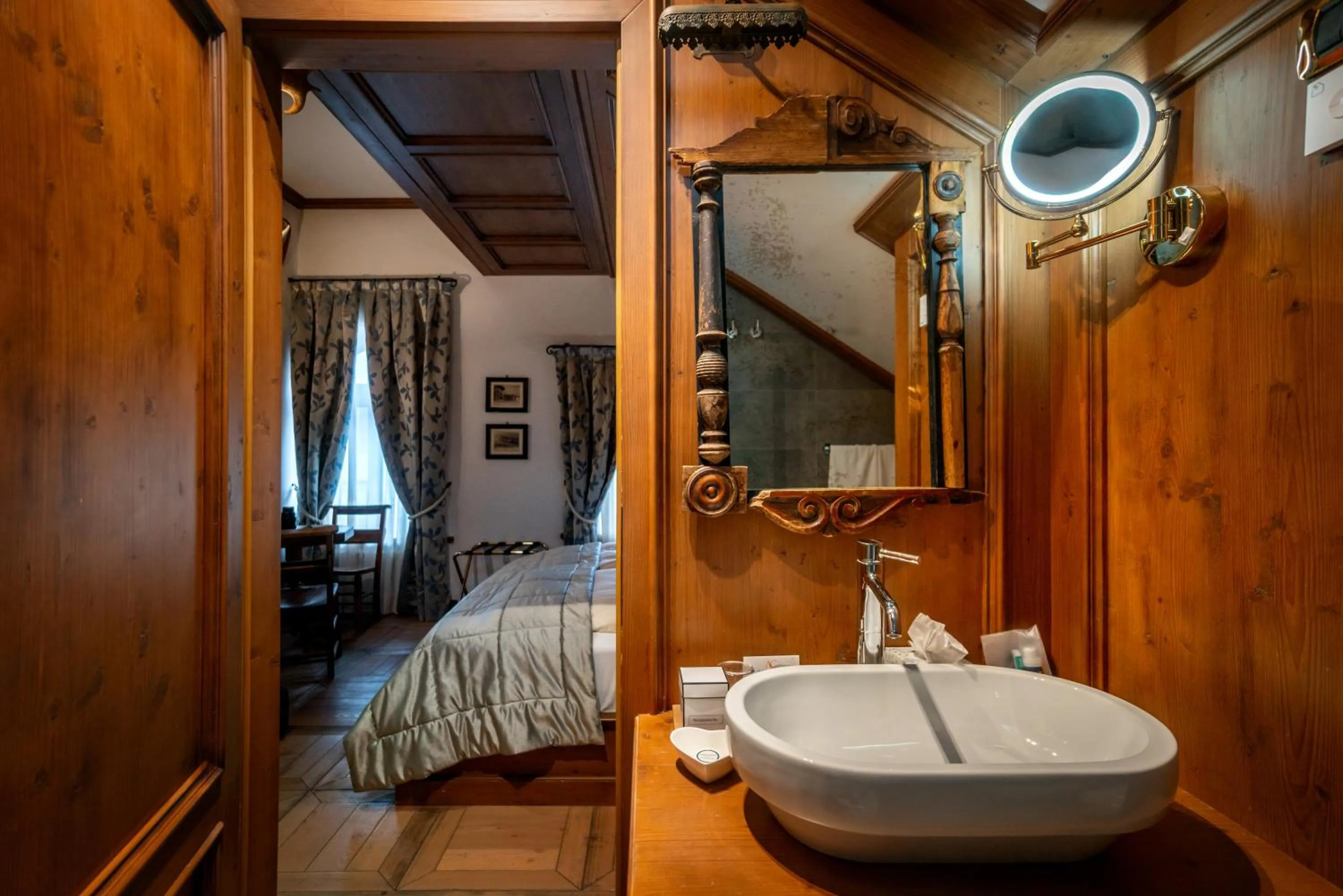 Bathroom, Bed in Ambra Cortina Luxury&Fashion Hotel