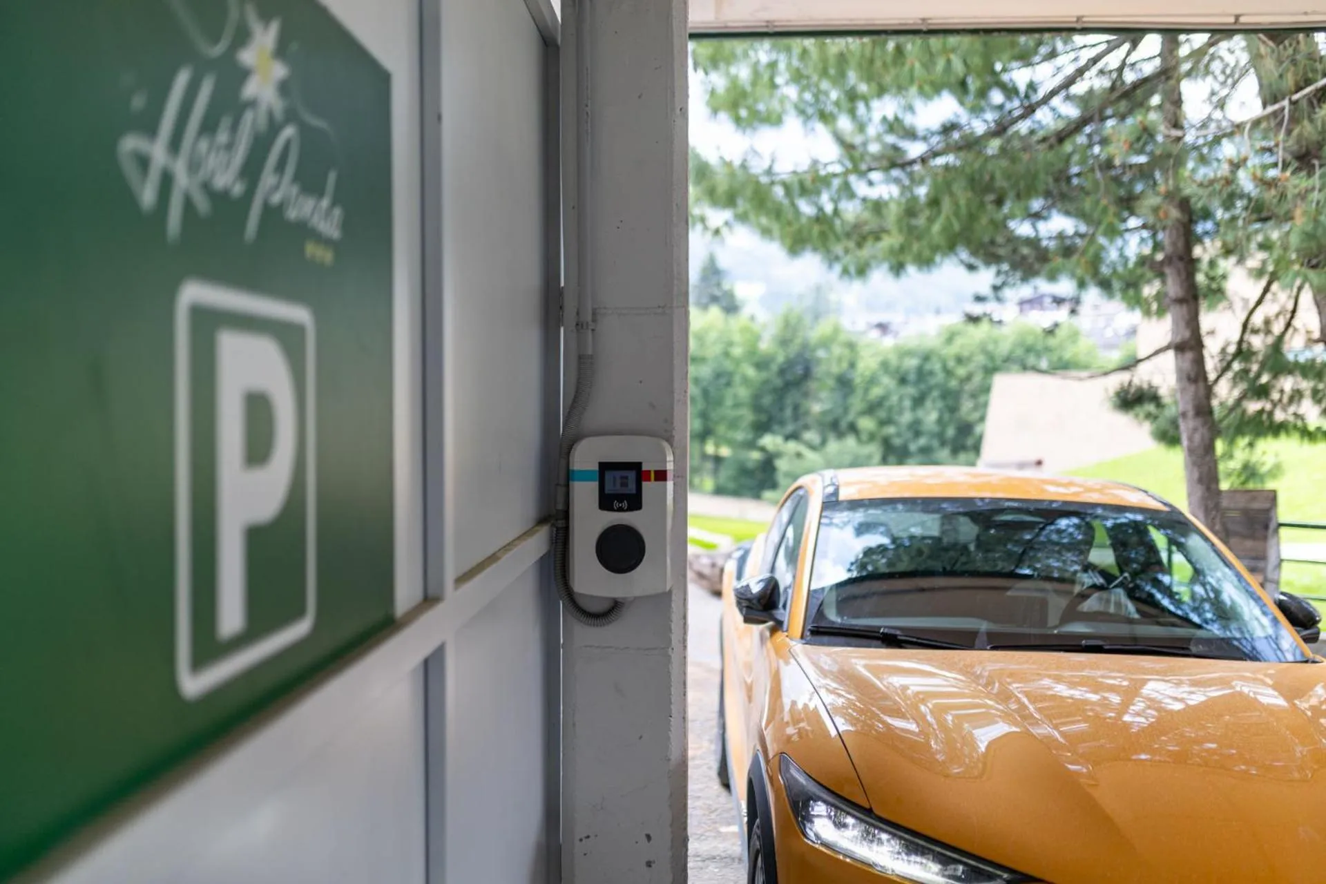Parking in Hotel Panda Cortina- ricarica auto elettriche