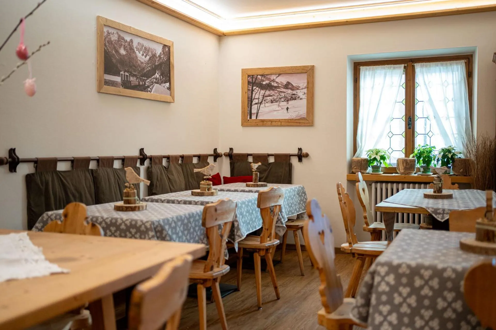 Lounge or bar in Hotel Panda Cortina- ricarica auto elettriche