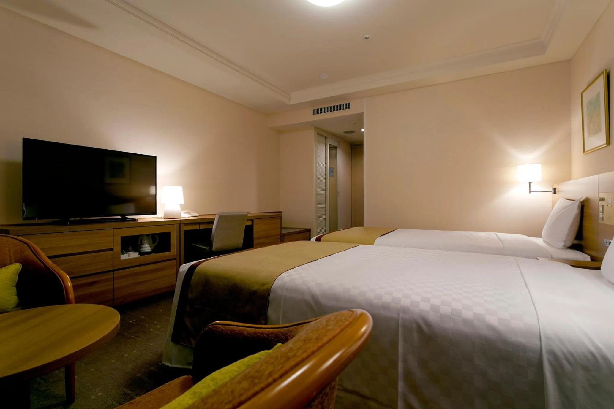 Bed, TV/Entertainment Center in Keio Plaza Hotel Tama