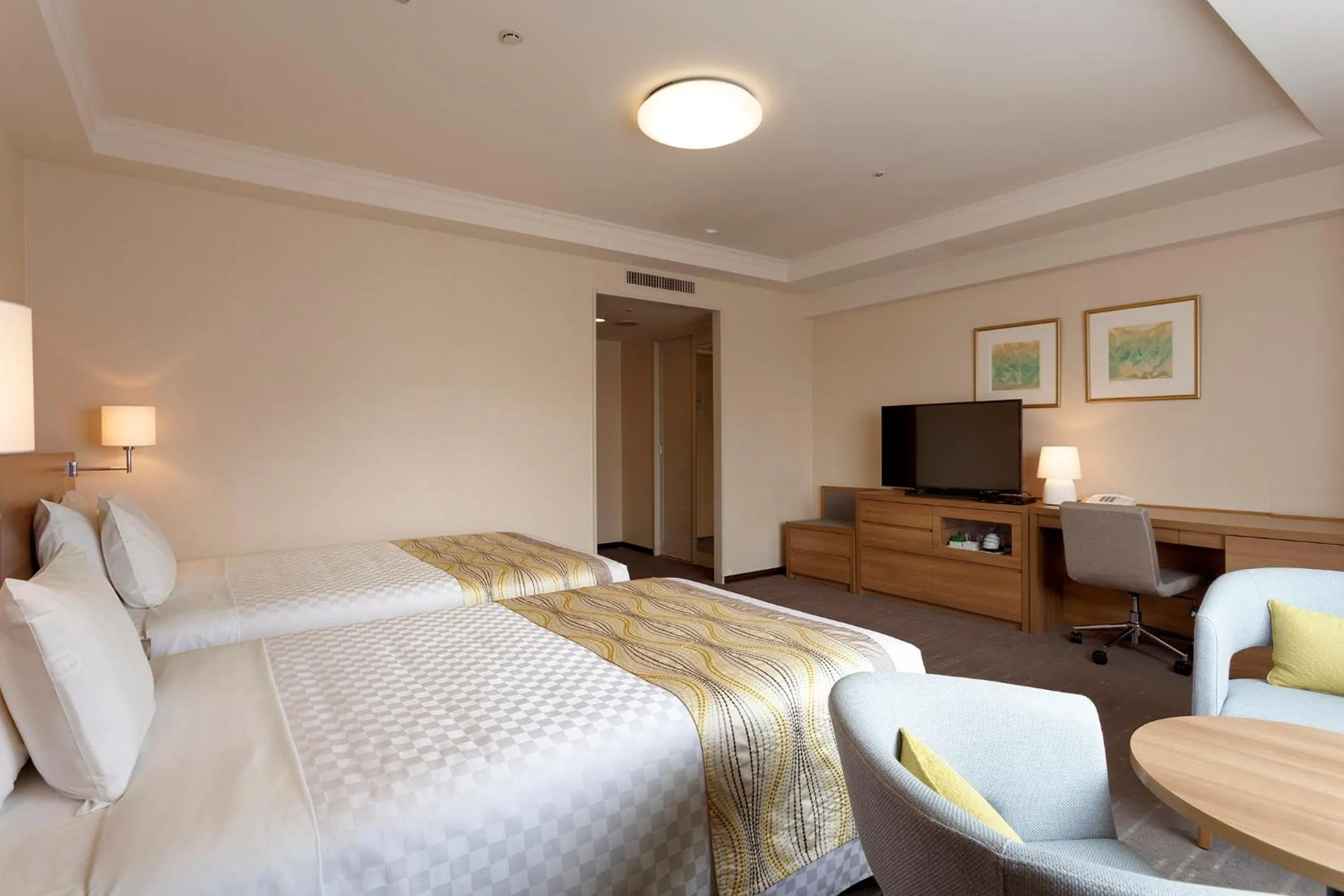 Bed, TV/Entertainment Center in Keio Plaza Hotel Tama