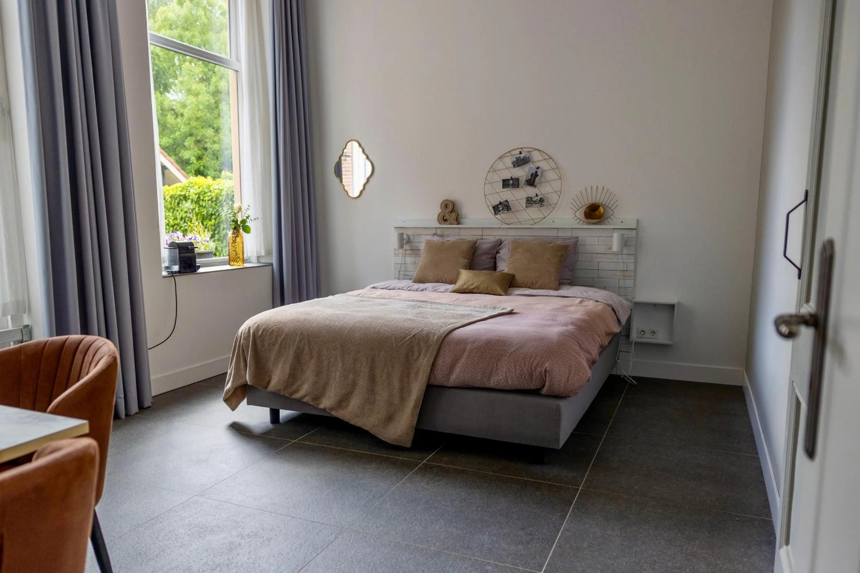 Bed in "In de Kloosterhof" Gratis privé parkeren