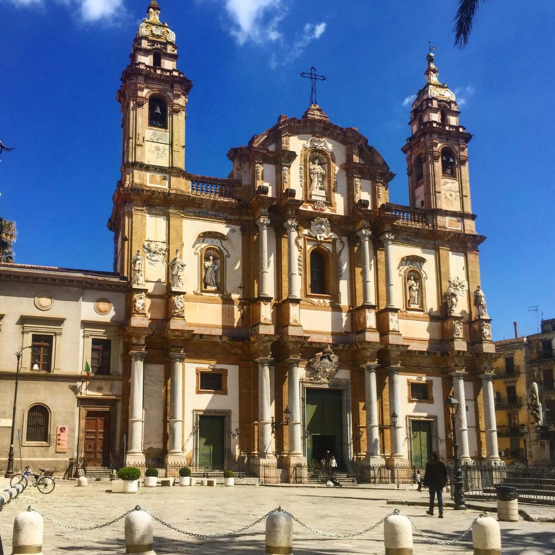 Nearby landmark in Ai Tre Mercati