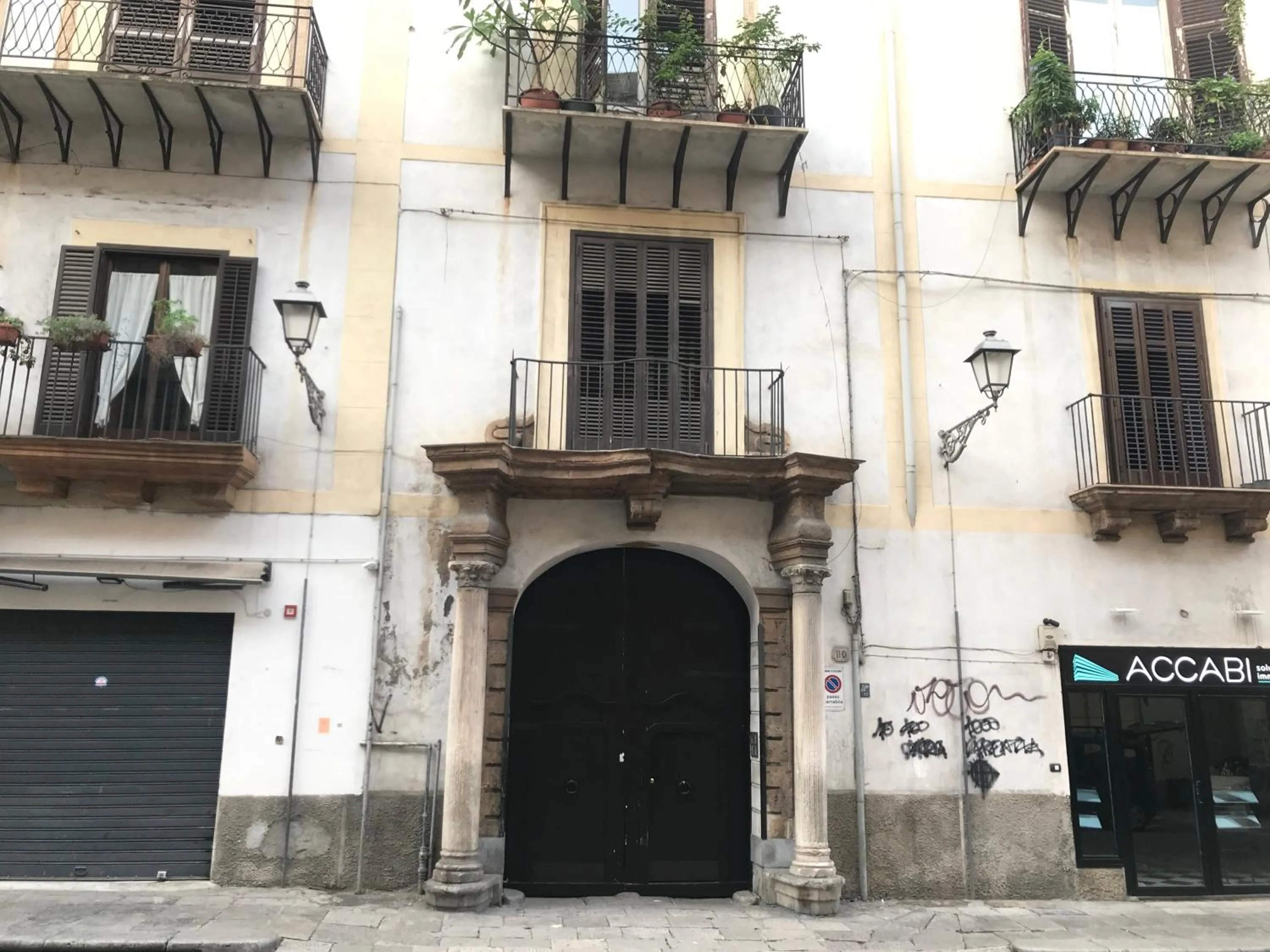 Property building in Ai Tre Mercati