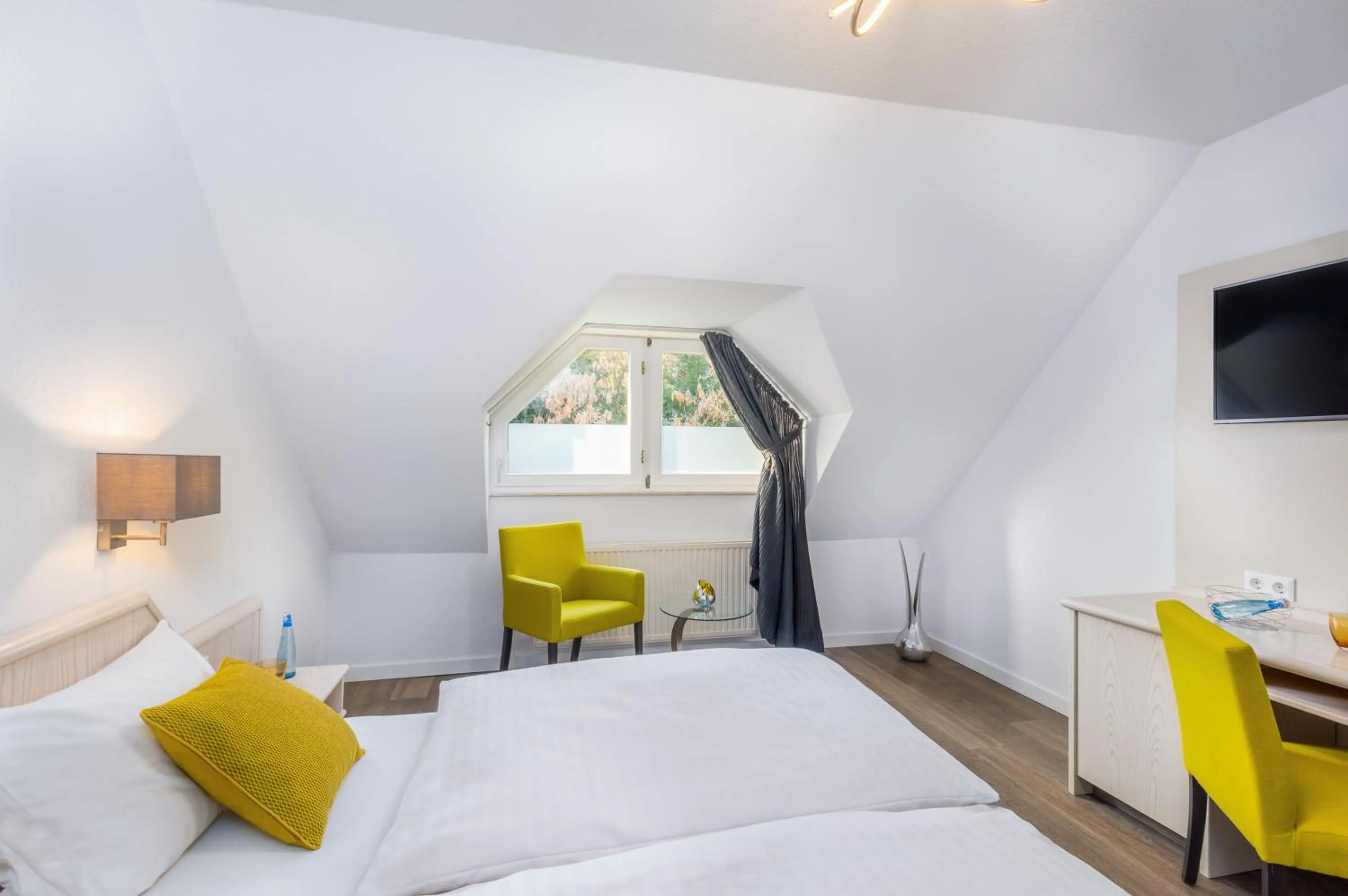 Photo of the whole room, Bed in Hotel Zur Krone