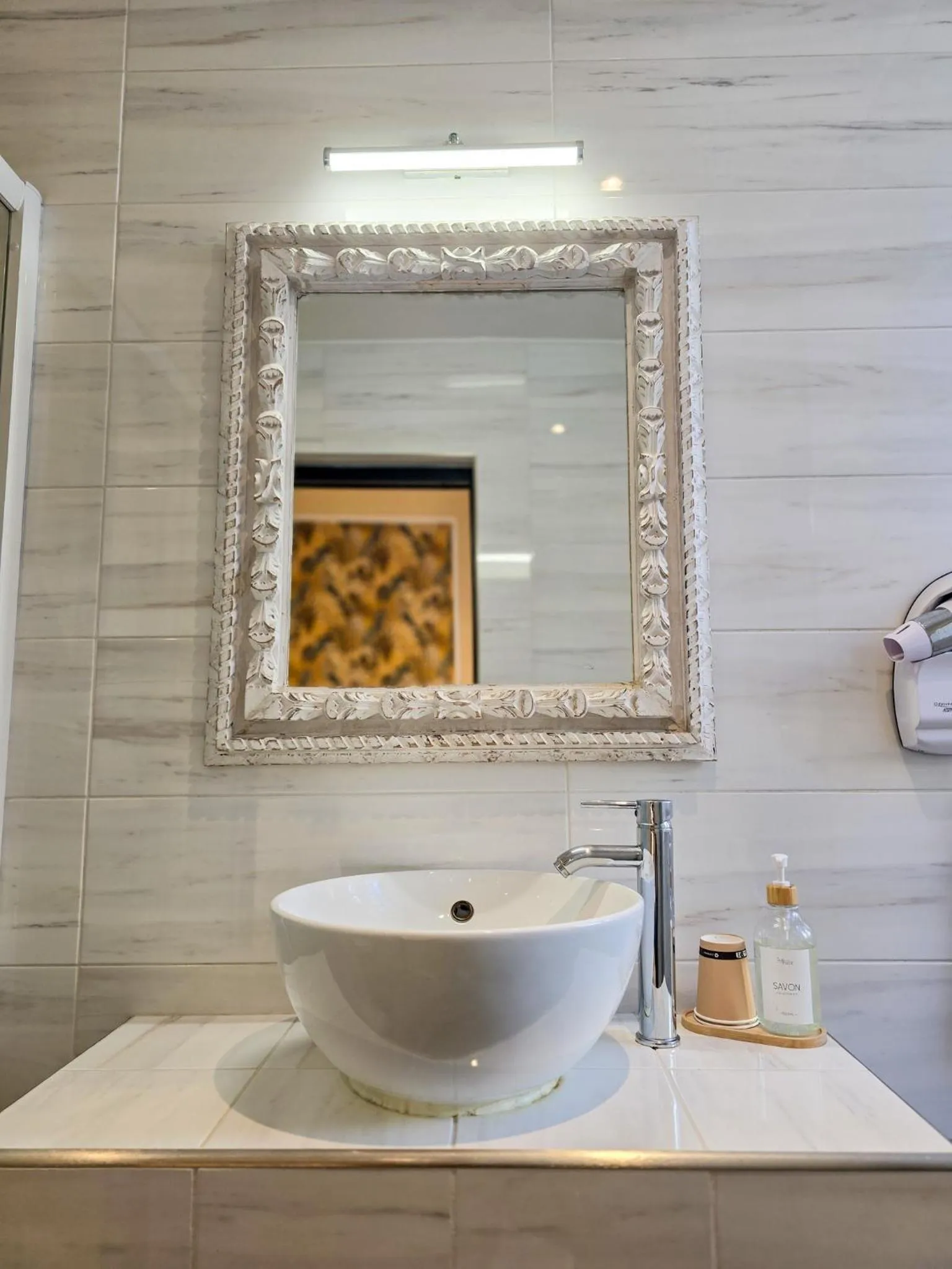 Shower in Hôtel Les Voyageurs