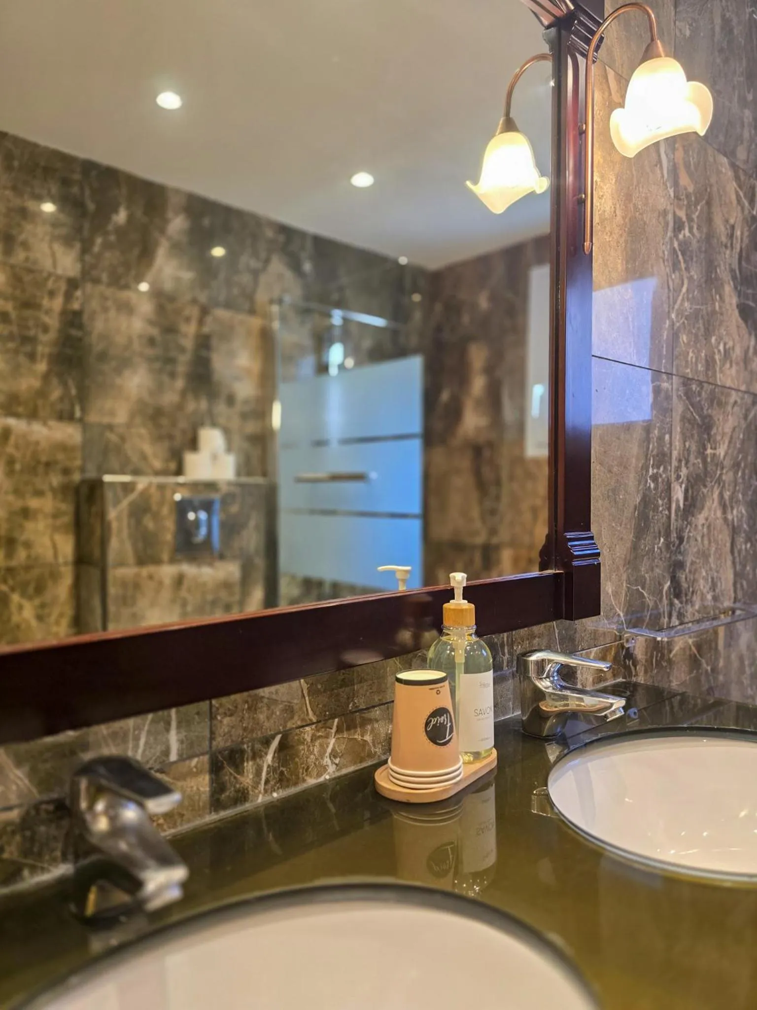 Shower in Hôtel Les Voyageurs