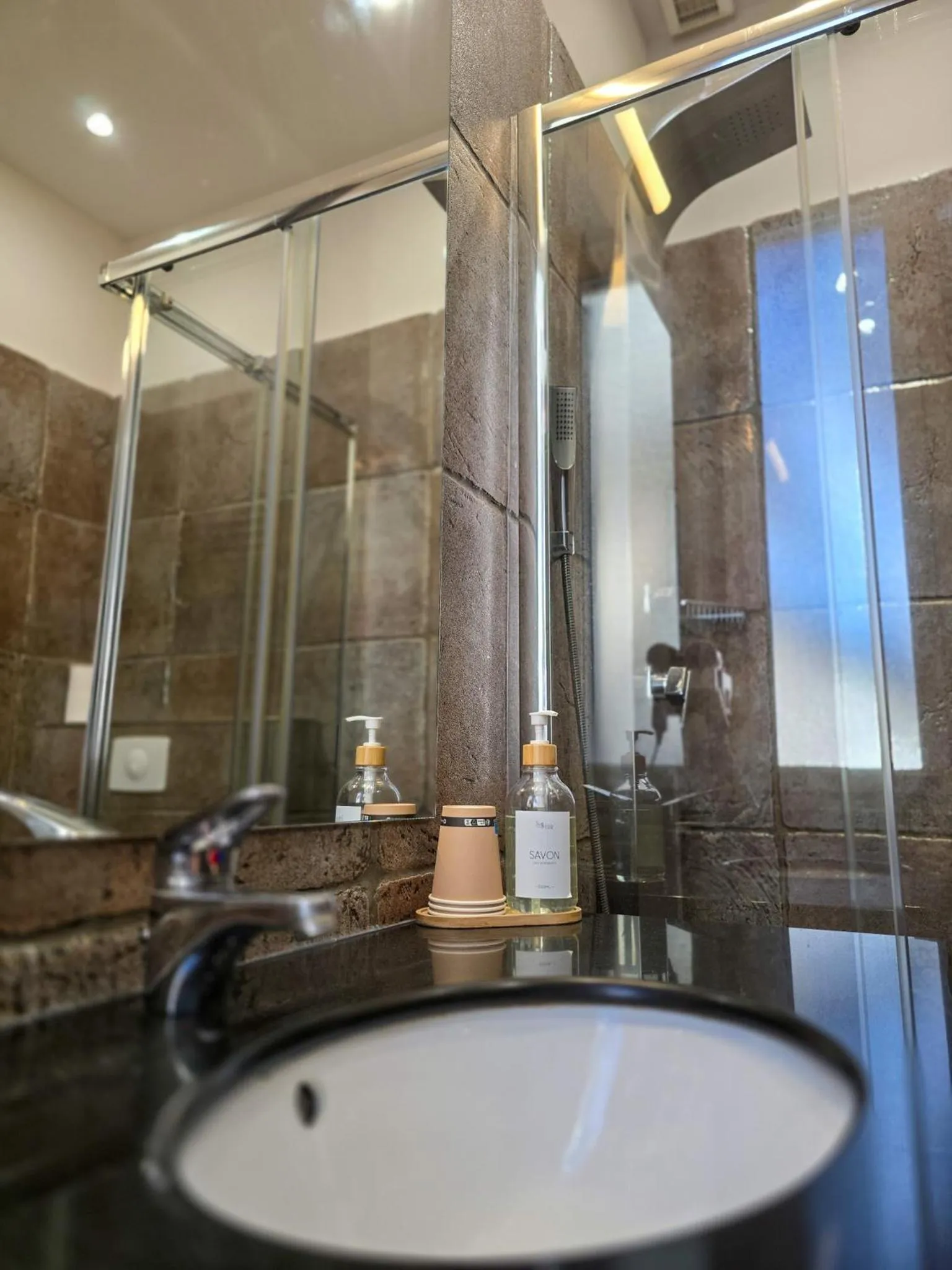 Shower in Hôtel Les Voyageurs