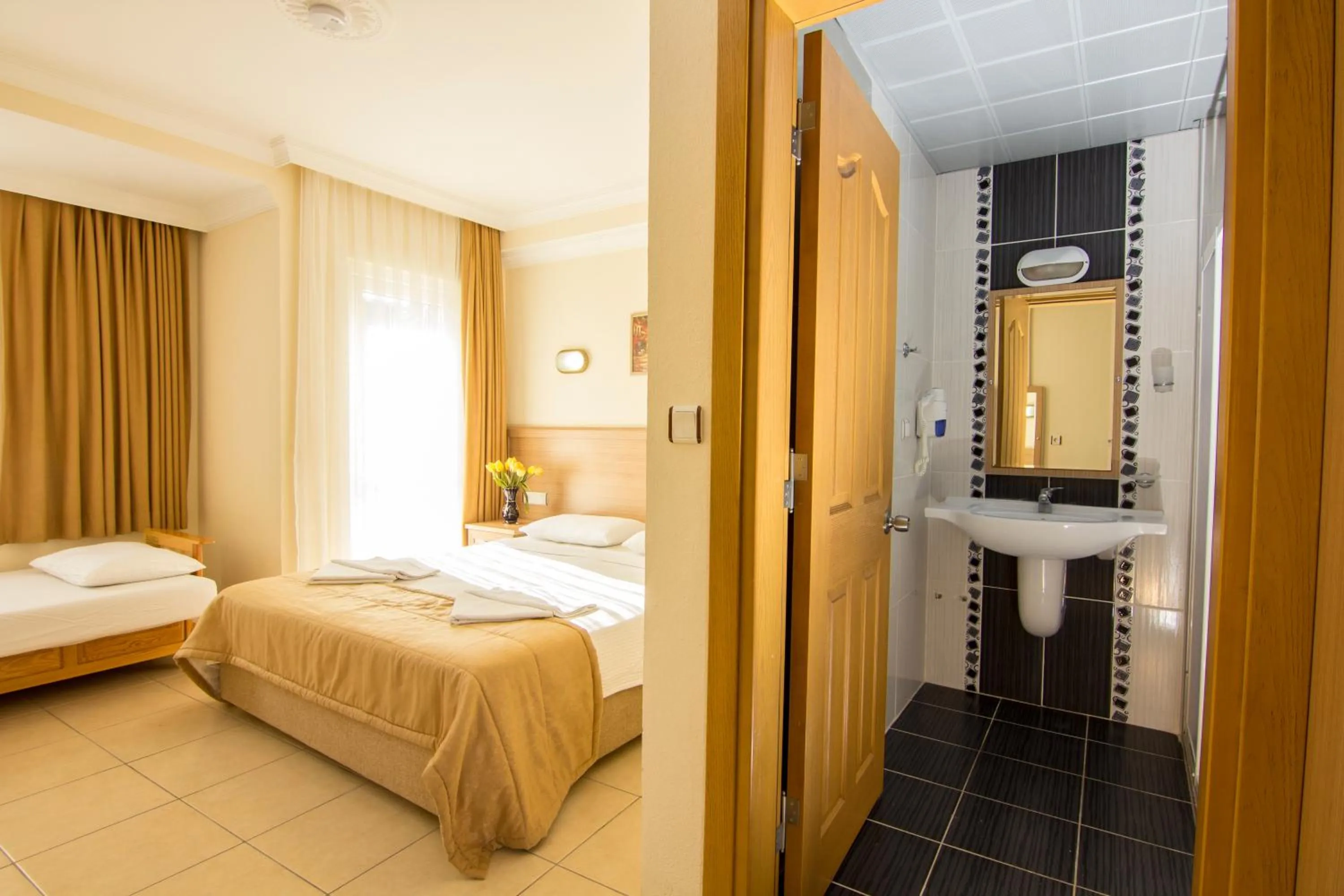 Shower, Bed in Hotel Karbel Sun