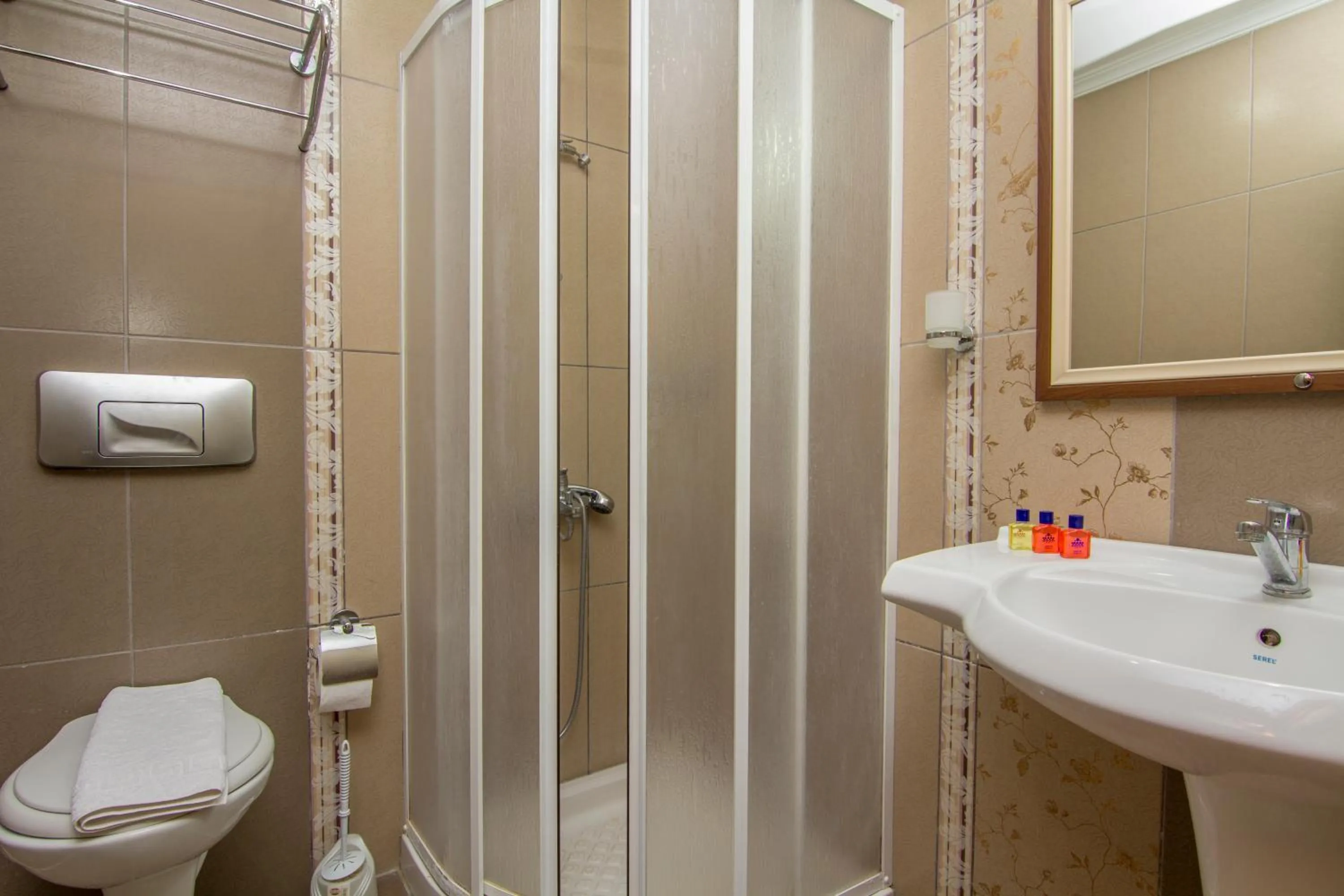 Shower in Hotel Karbel Sun