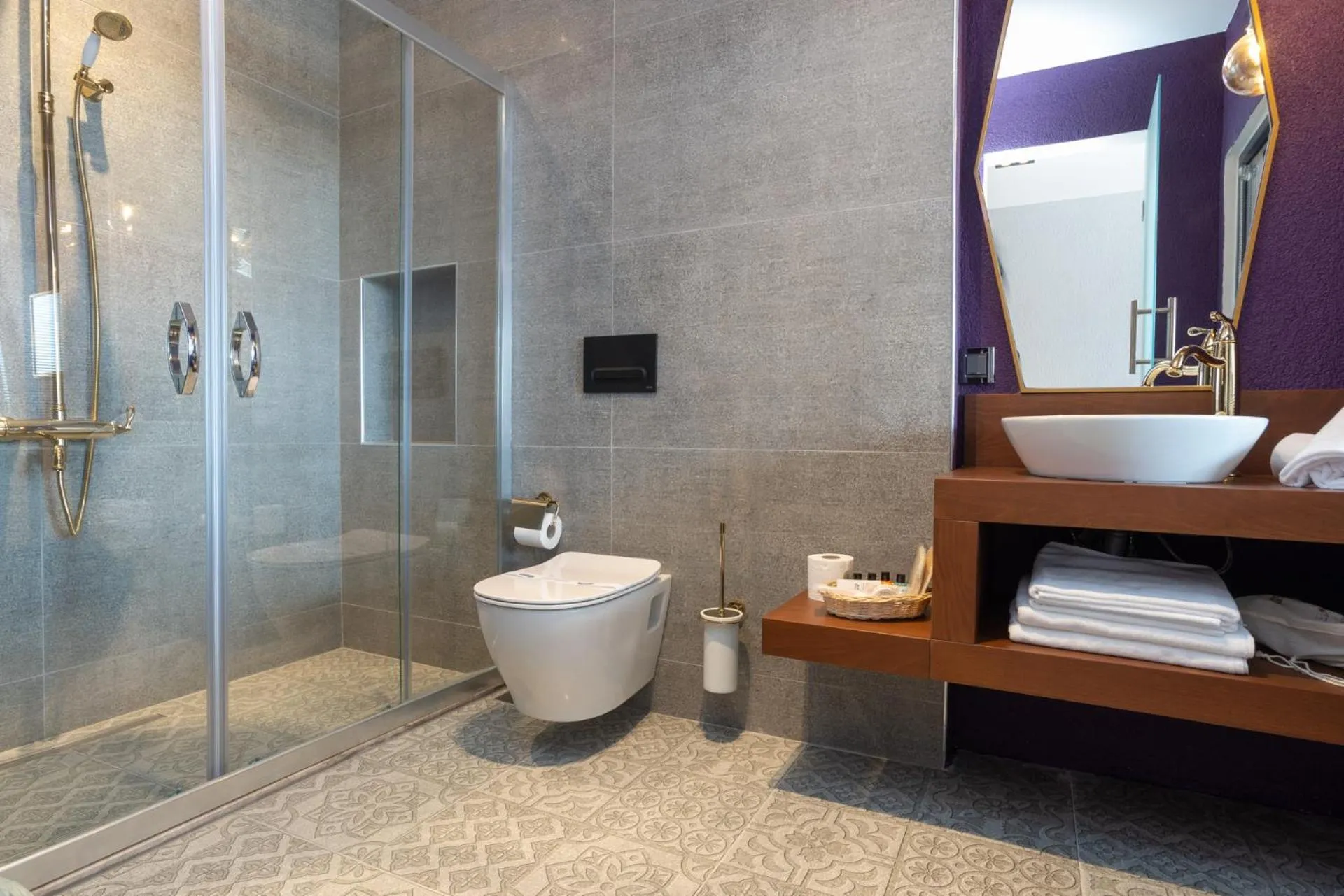 Shower in Hotel Karbel Sun