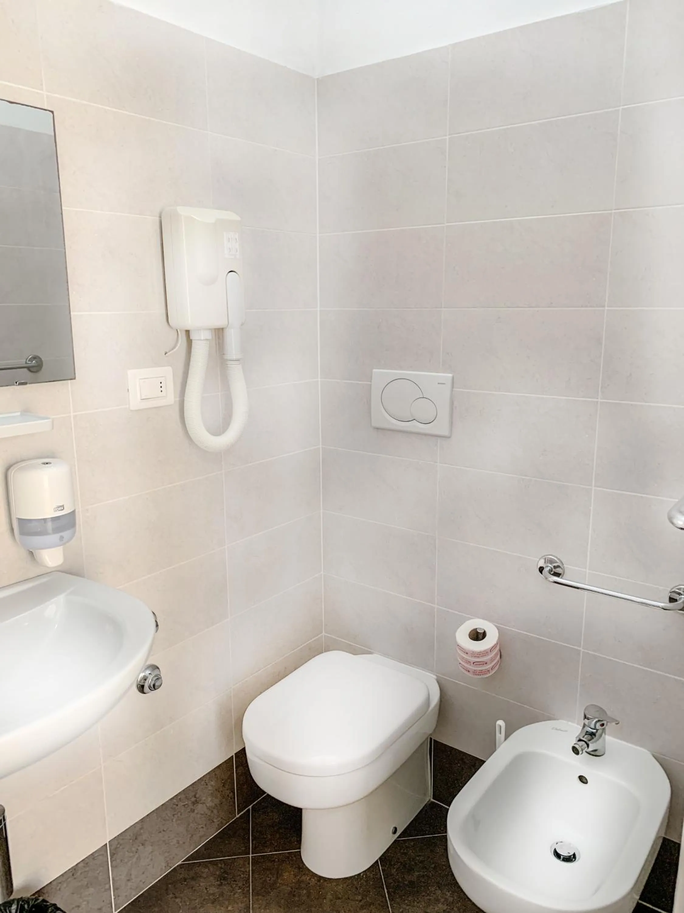 Shower in Hotel President's