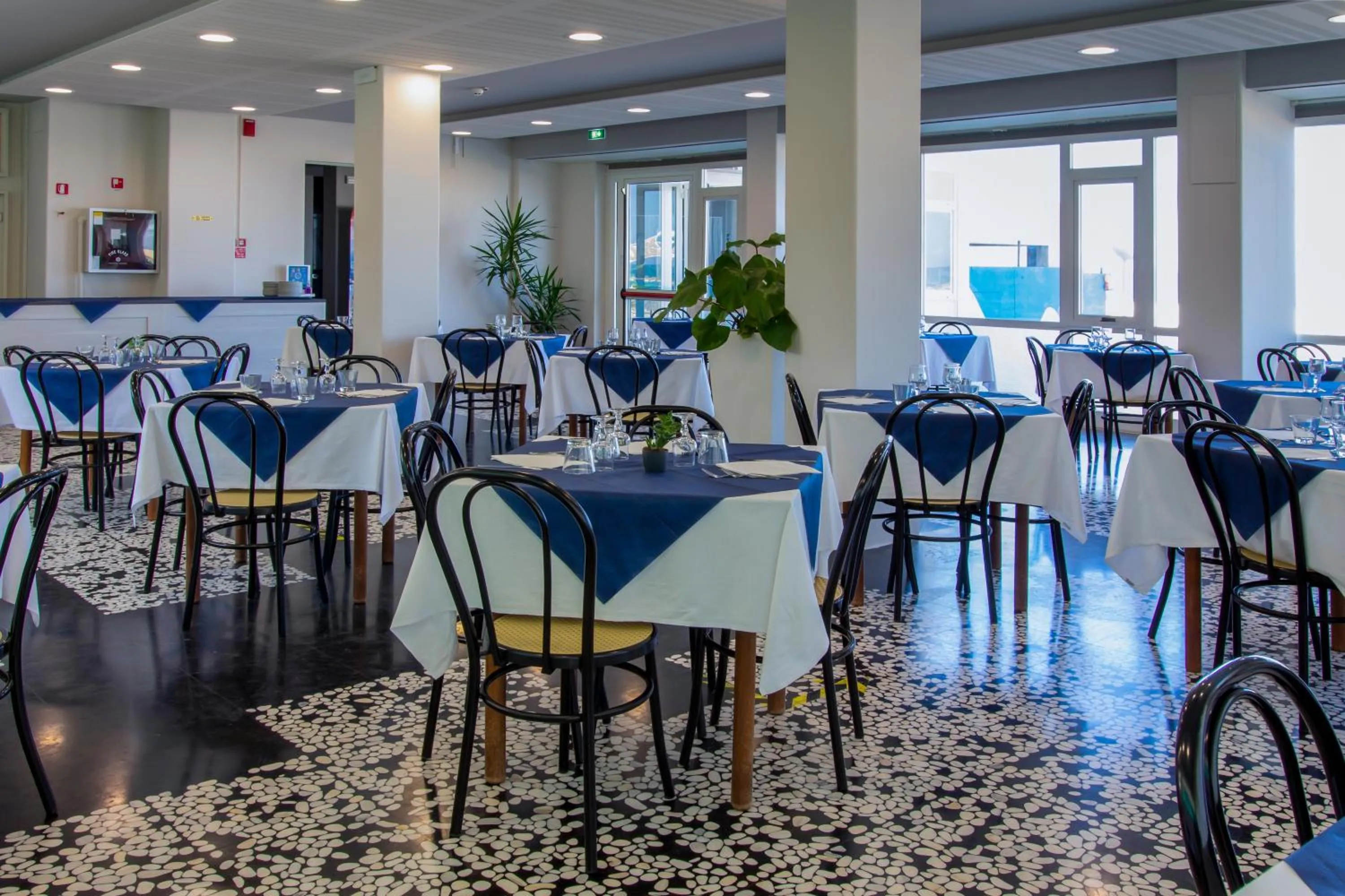 Restaurant/places to eat in Hotel President's