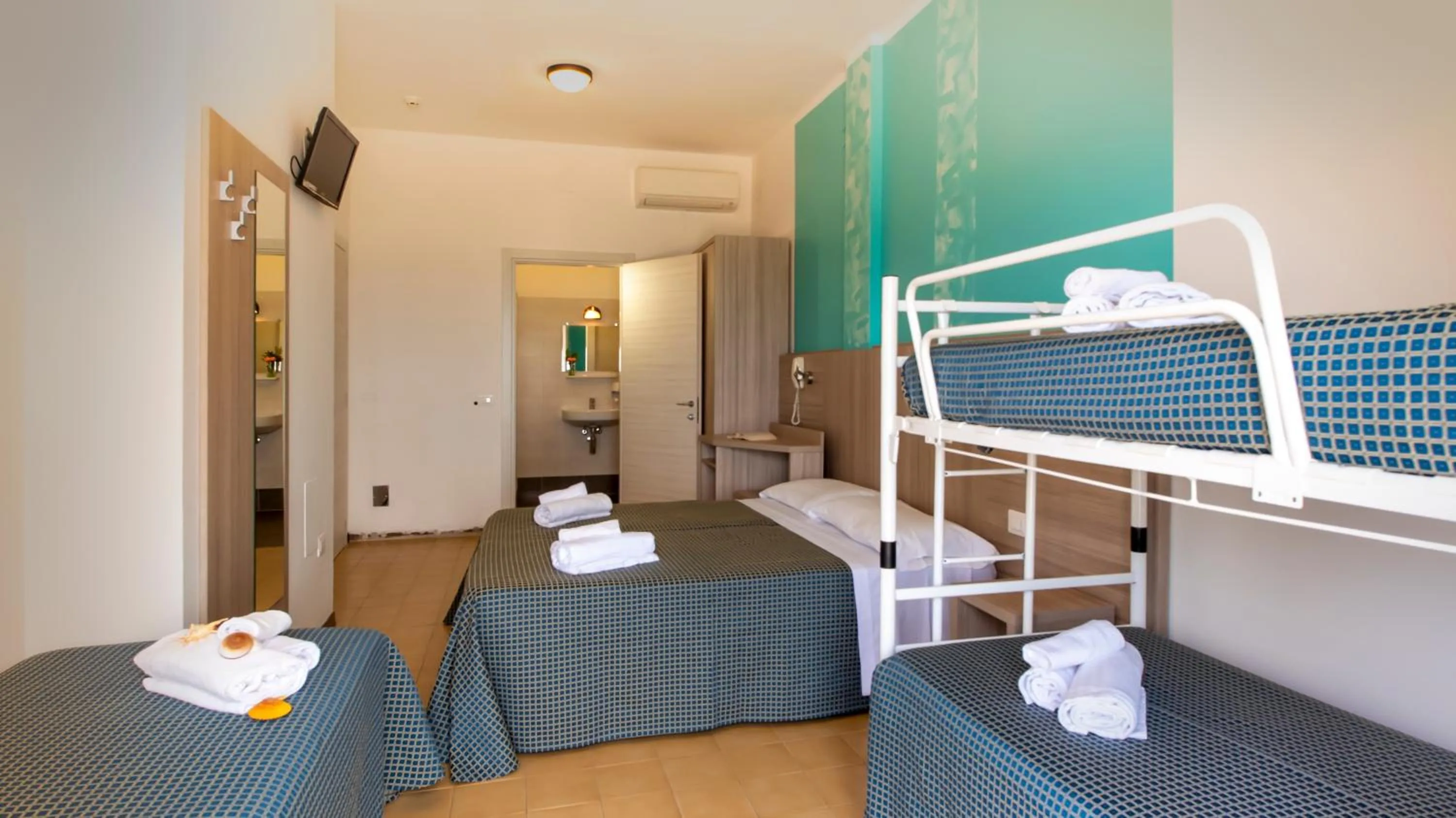 bunk bed in Hotel President's