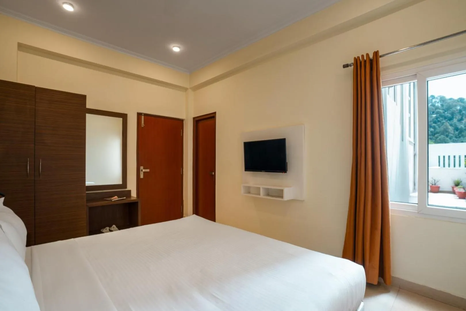 Bed in Clarks Inn Bhowali, Nainital