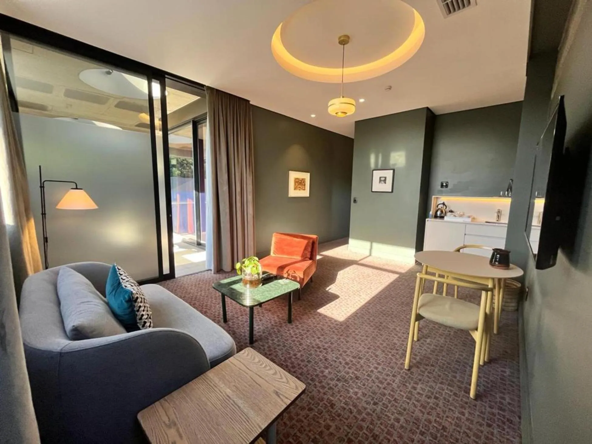 TV and multimedia in Home Suite Hotels Rosebank