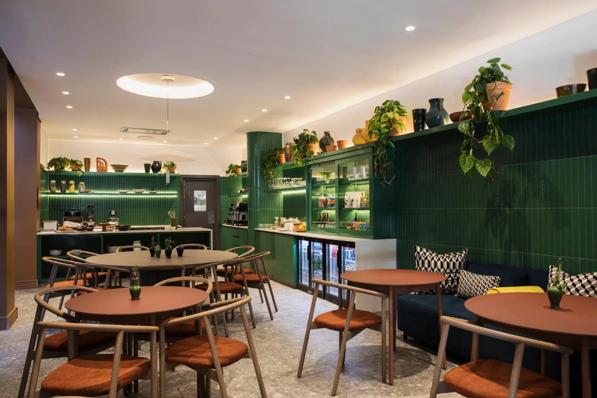 Restaurant/places to eat in Home Suite Hotels Rosebank