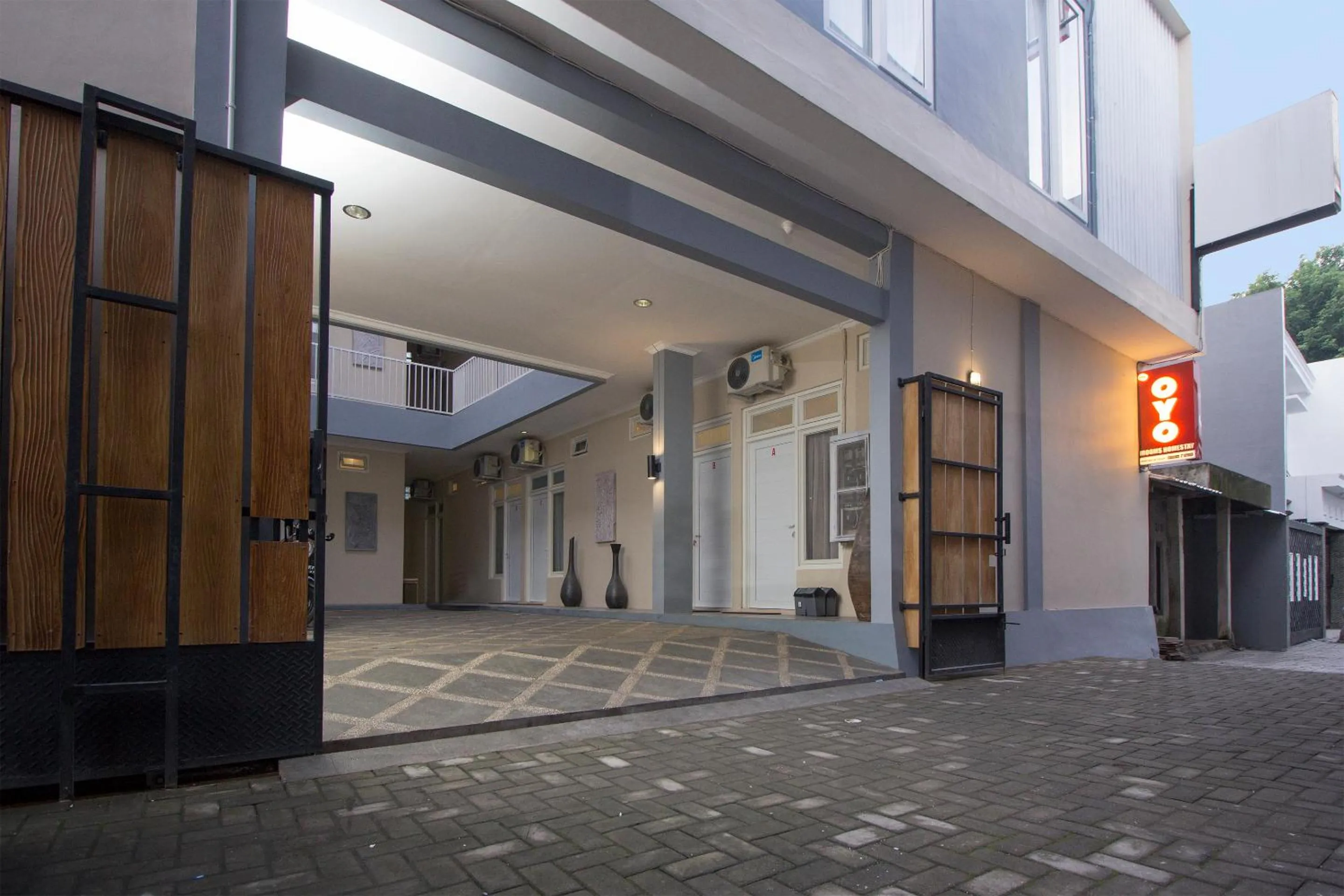 Facade/entrance in OYO 647 Irooms Homestay