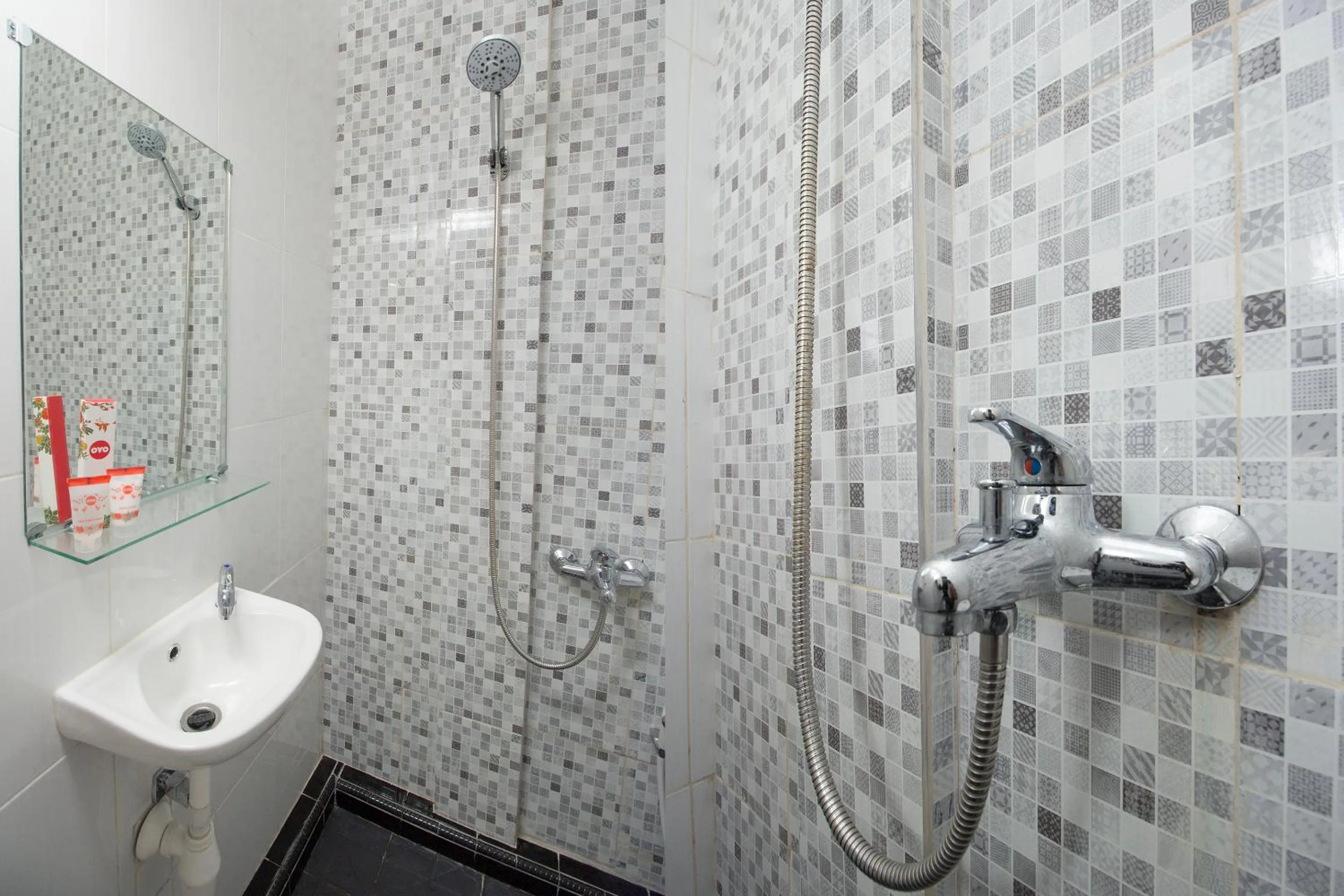 Bathroom in OYO 647 Irooms Homestay