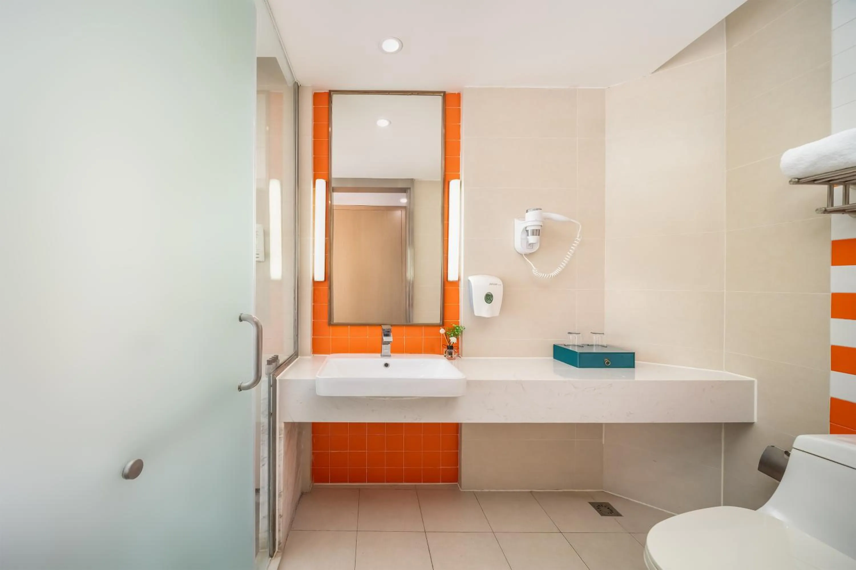 Shower in Guangzhou Baiyun Airport Rejoice by Argyle Hotel Rehe Metro Exit B --Free shuttle bus is provided during the 138th Canton Fair