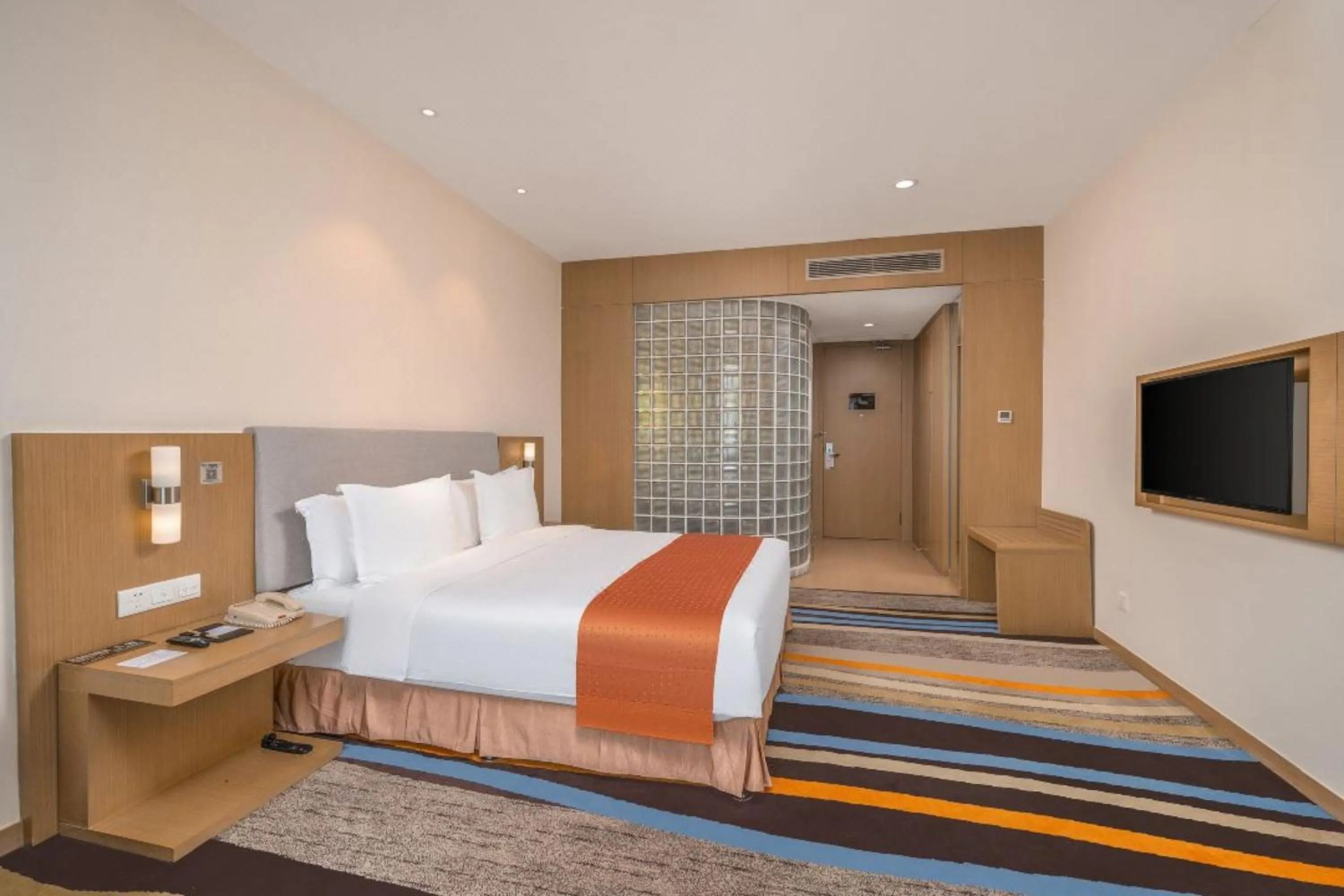 Photo of the whole room, Bed in Guangzhou Baiyun Airport Rejoice by Argyle Hotel Rehe Metro Exit B --Free shuttle bus is provided during the 138th Canton Fair