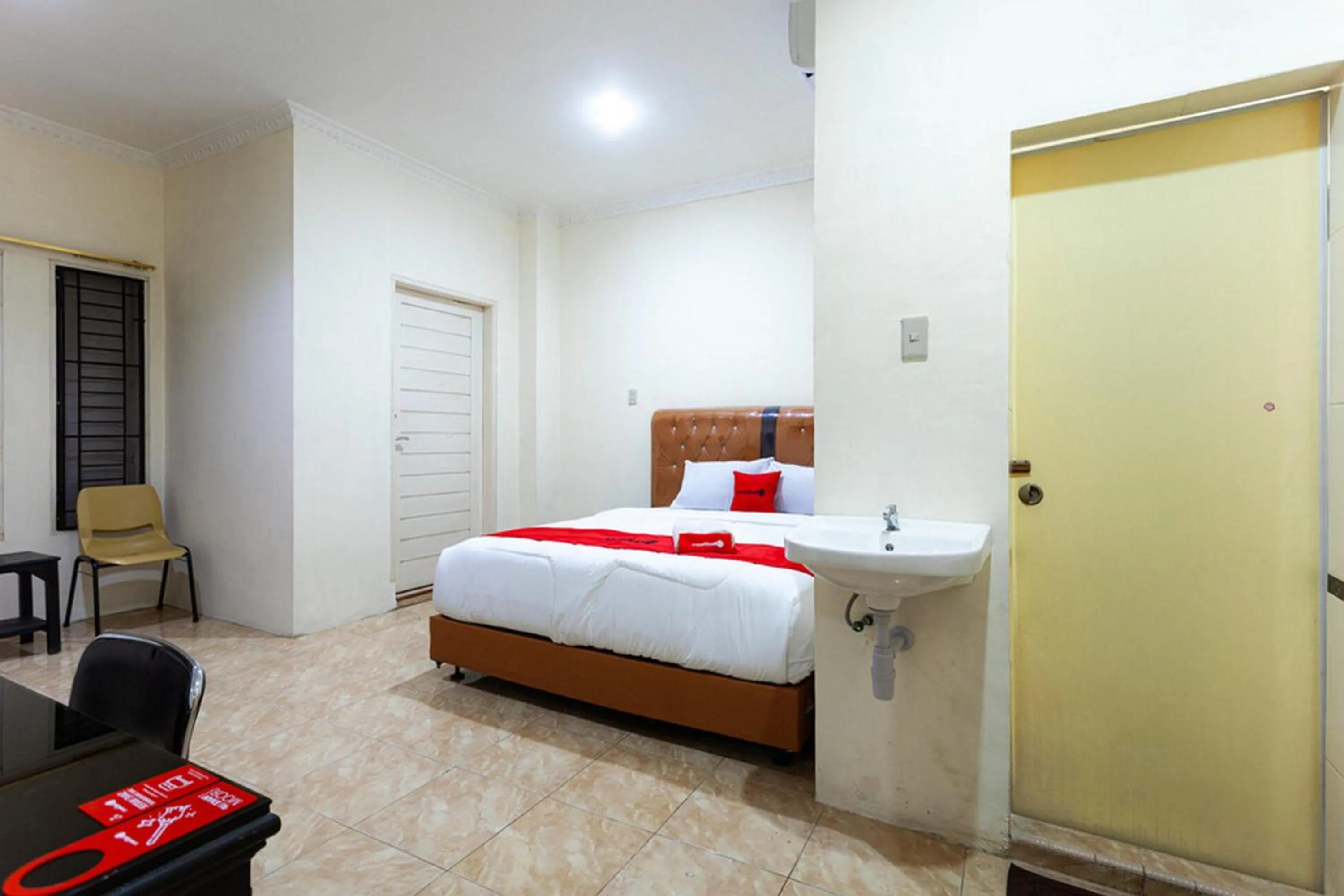 Bed in RedDoorz near Yuki Simpang Raya Mall Medan 2