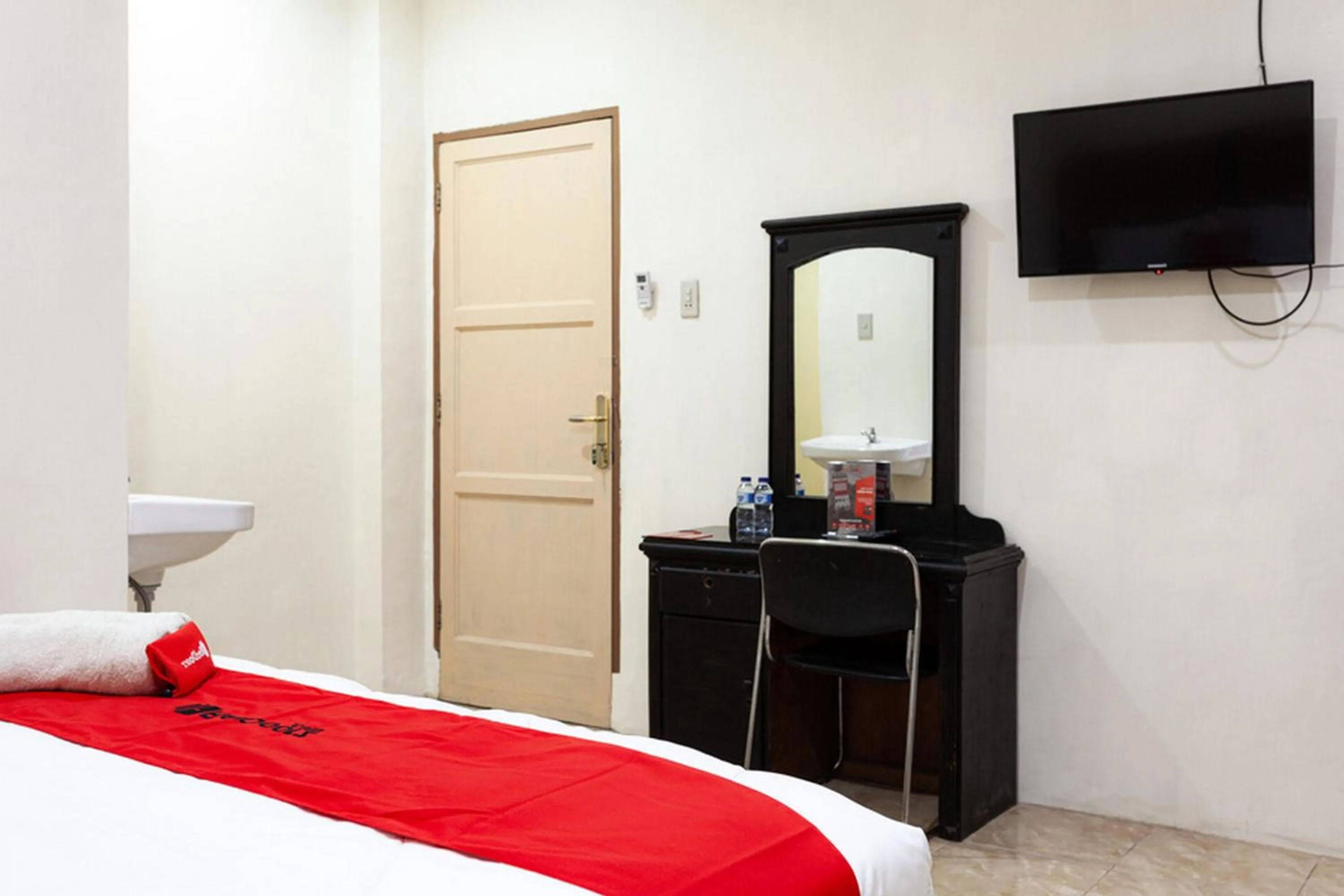 Bed in RedDoorz near Yuki Simpang Raya Mall Medan 2
